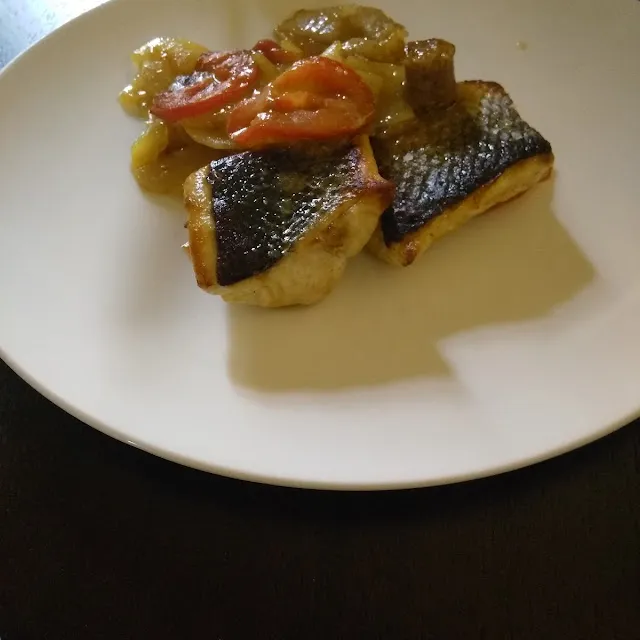 lubina asada con patatas y pimientos menu mediterraneo masia el moli l escala