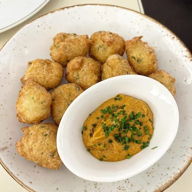 bunuelos de pescado con romesco menu mediodia restaurante el moli l escala