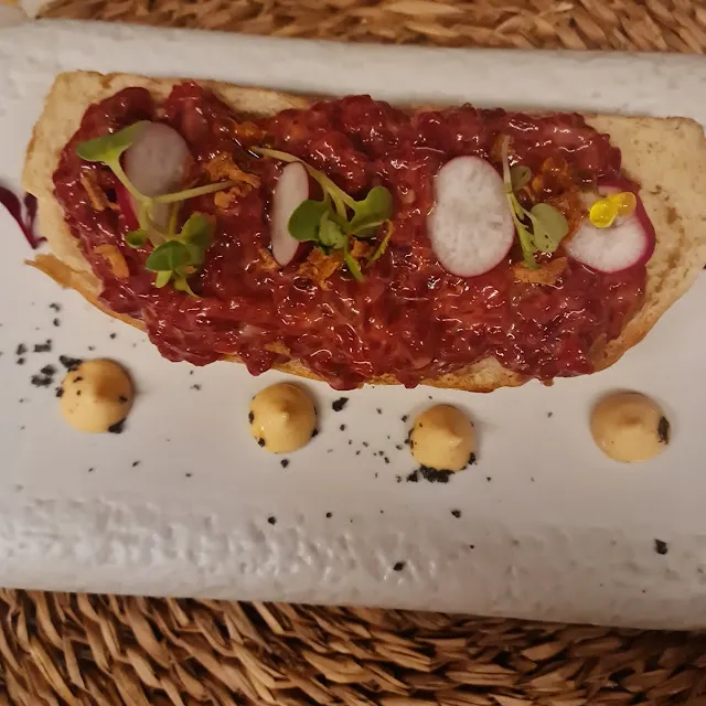 tartar de carne con verduras y salsa en Restaurant El Terral de lHotel Sant Joan en Palamos