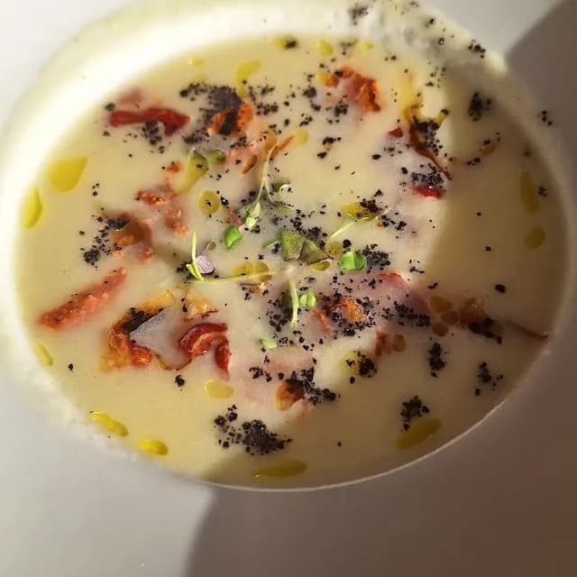 sopa de puré de patatas con crema y hierbas en Restaurant El Terral de lHotel Sant Joan en Palamos