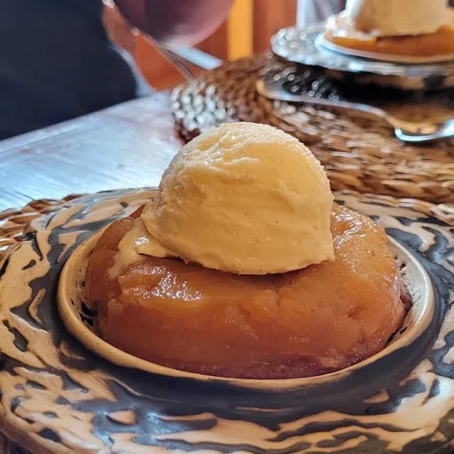 tarta de manzana con helado y dulce de leche en Restaurant El Terral de lHotel Sant Joan en Palamos
