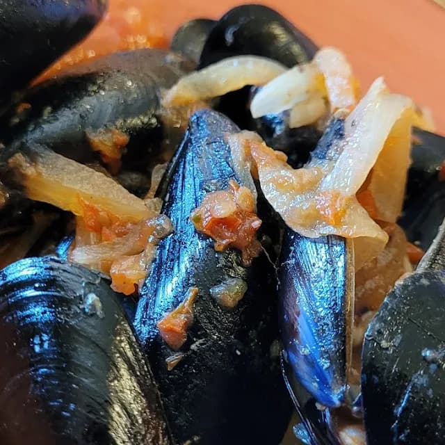músculos al ajillo con pimientos y aceite en Restaurant El Terral de lHotel Sant Joan en Palamos