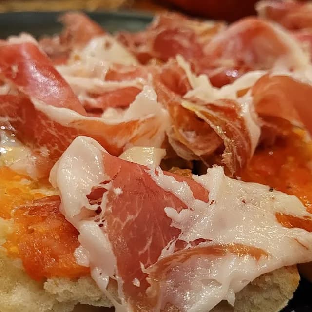 pernil de cerdo confitado con verduras y salsa en Restaurant El Terral de lHotel Sant Joan en Palamos