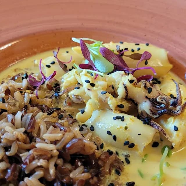 calamares fritos con salsa tailandesa y arroz en Restaurant El Terral de lHotel Sant Joan en Palamos