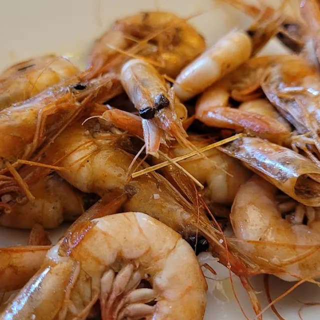 langostinos al horno con verduras y ensalada en Restaurant El Terral de lHotel Sant Joan en Palamos
