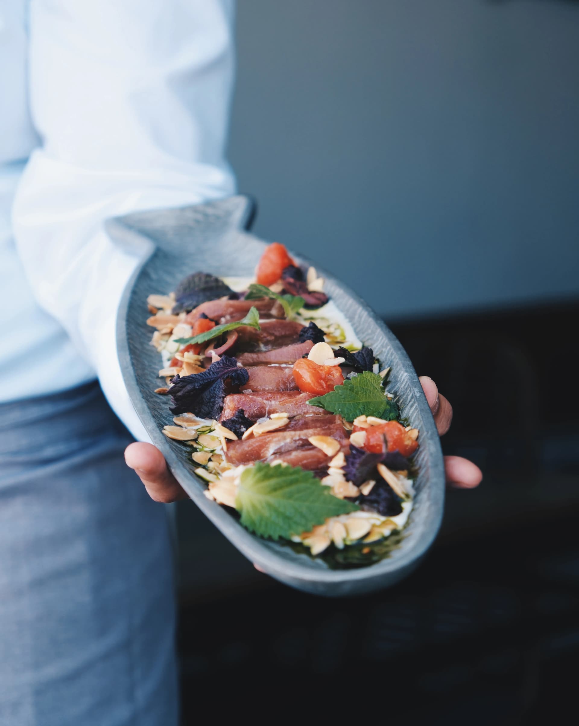 tataki de atun con almendras menu mediterraneo restaurante talla cadaques