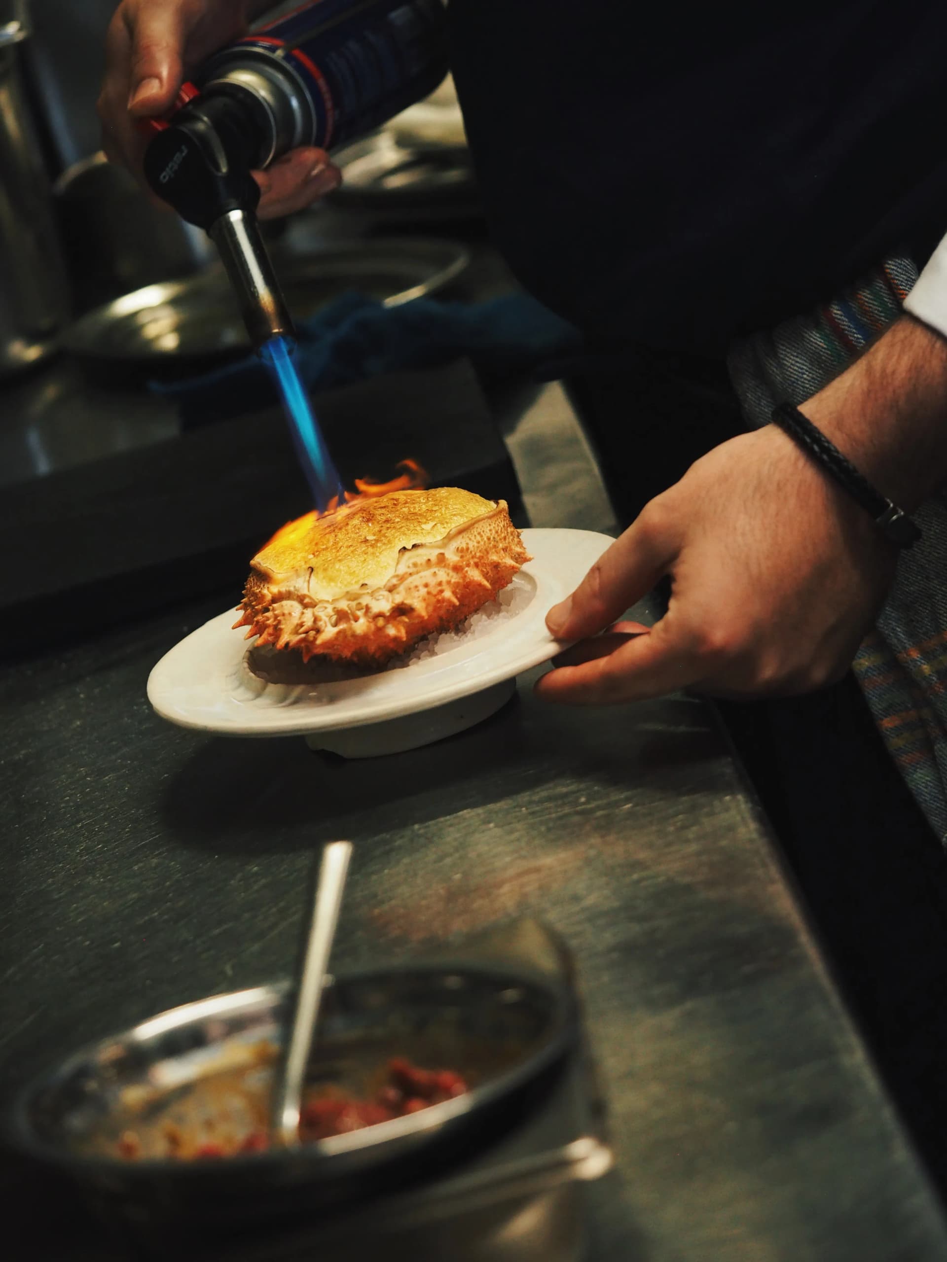 centollo flambeado en directo menu degustacion restaurante talla cadaques