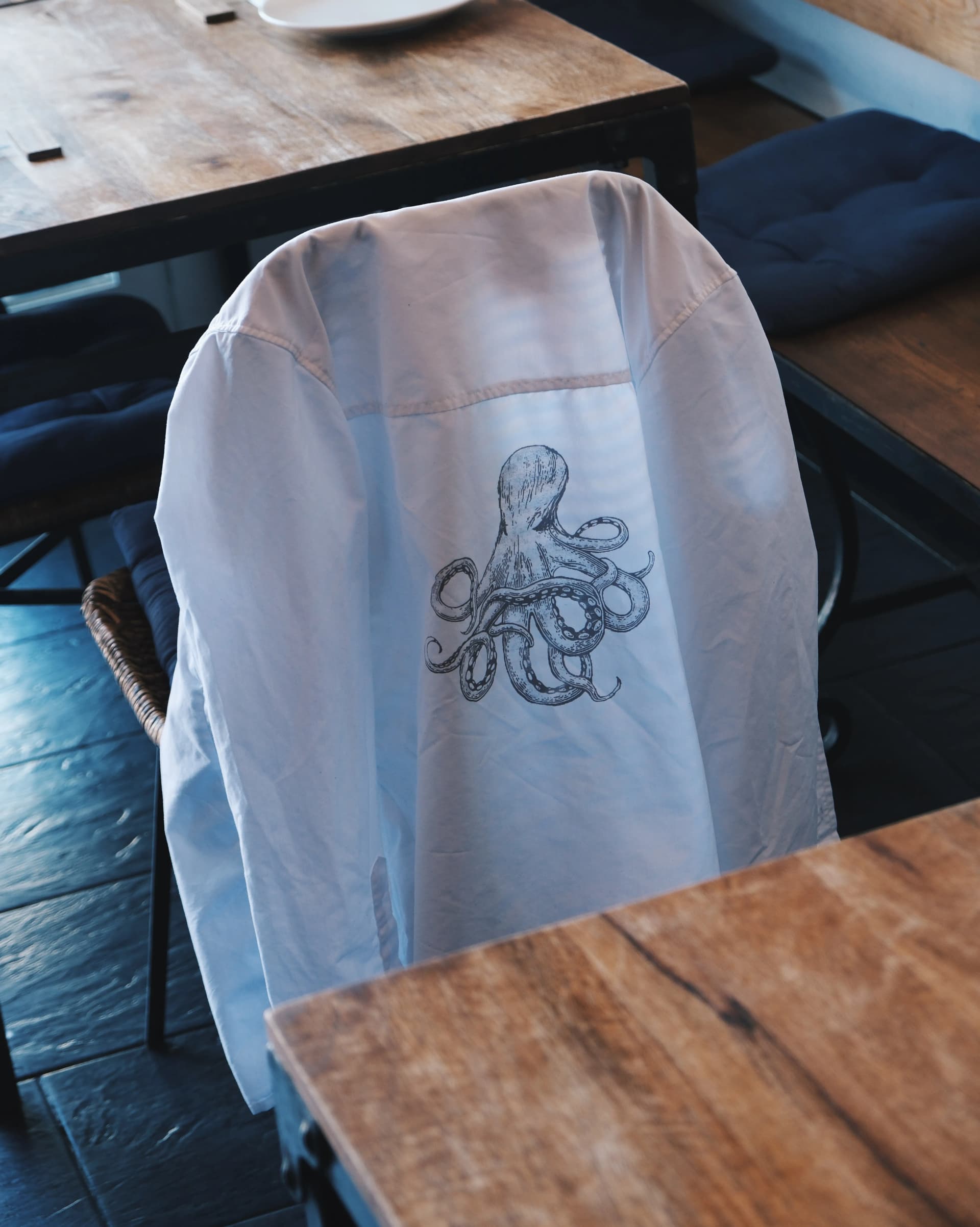 bata chef con ilustracion de pulpo restaurante talla cadaques costa brava