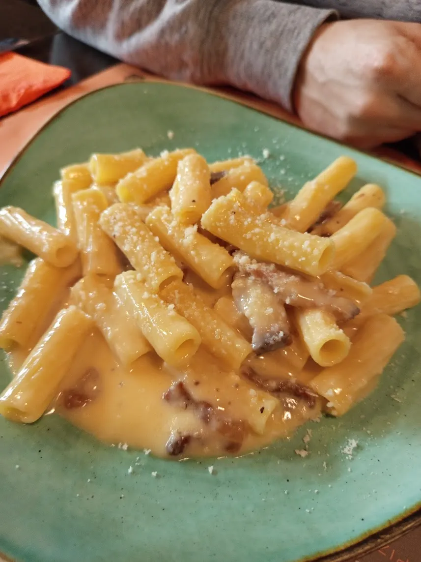 rigatoni carbonara autentica italiana cremosa menu mediodia la locanda empuriabrava