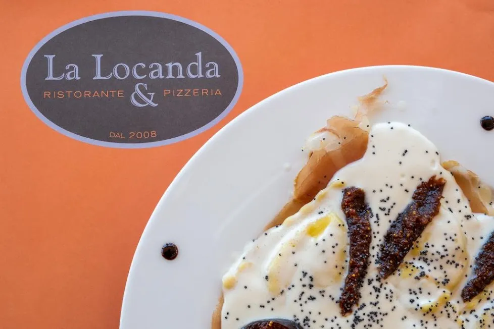 lasaña rellena salsa blanca cremosa restaurante italiano menu mediodia la locanda empuriabrava