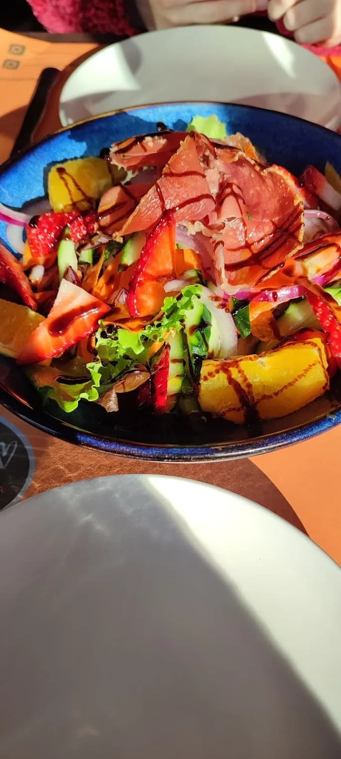 ensalada fresca jamon frutas colorida menu mediodia restaurante italiano la locanda empuriabrava