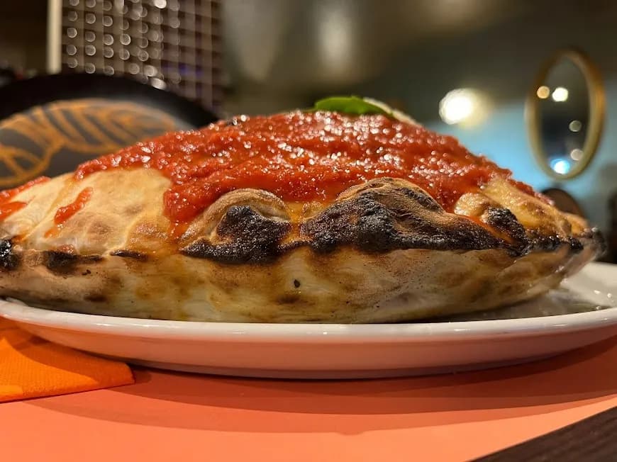 calzone pizza rellena salsa tomate italiana horno menu mediodia la locanda empuriabrava