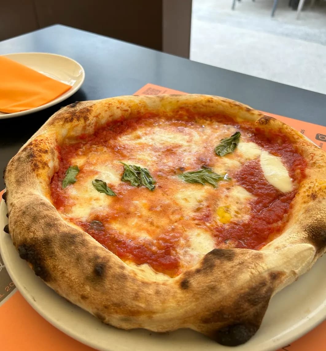 pizza margarita queso mozzarella tomate albahaca restaurante italiano la locanda empuriabrava