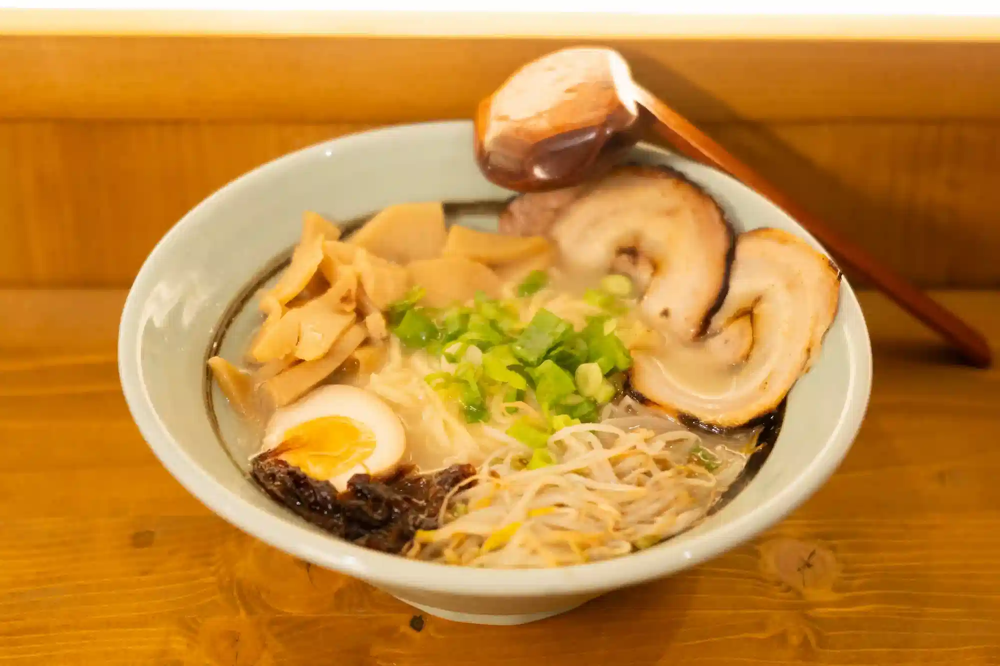 caldo ligero de sal con pollo cerdo y verduras en Ryu Ramen García nuevo restaurante de ramen en Poblenou Barcelona