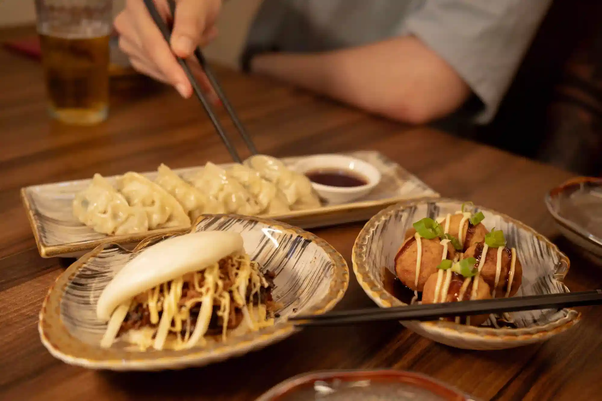 variedad de entrantes como gyozas bao chashu y takoyaki perfectos para compartir en Ryu Ramen García nuevo restaurante de ramen en Poblenou Barcelona