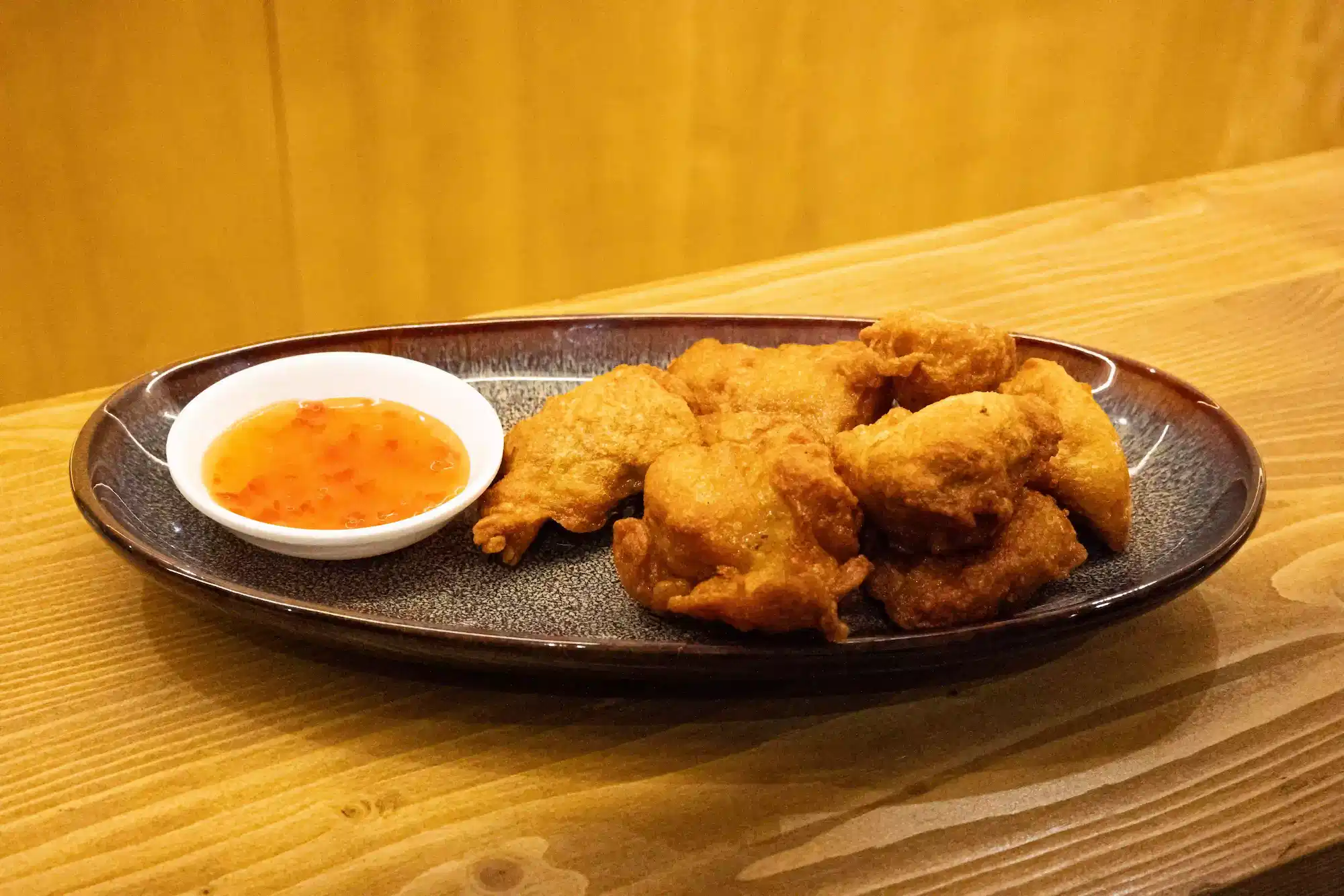 pollo frito japonés acompañado de salsa agridulce disponible en Ryu Ramen García nuevo restaurante de ramen en Poblenou Barcelona
