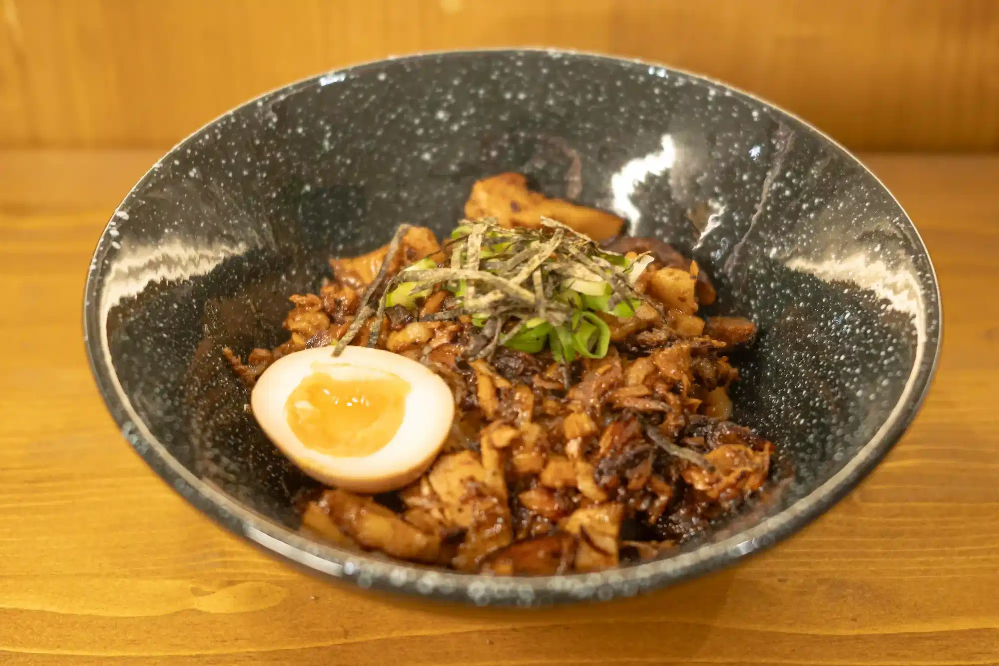 tazón de arroz con chashu marinado huevo y verduras disponible en Ryu Ramen García nuevo restaurante de ramen en Poblenou Barcelona