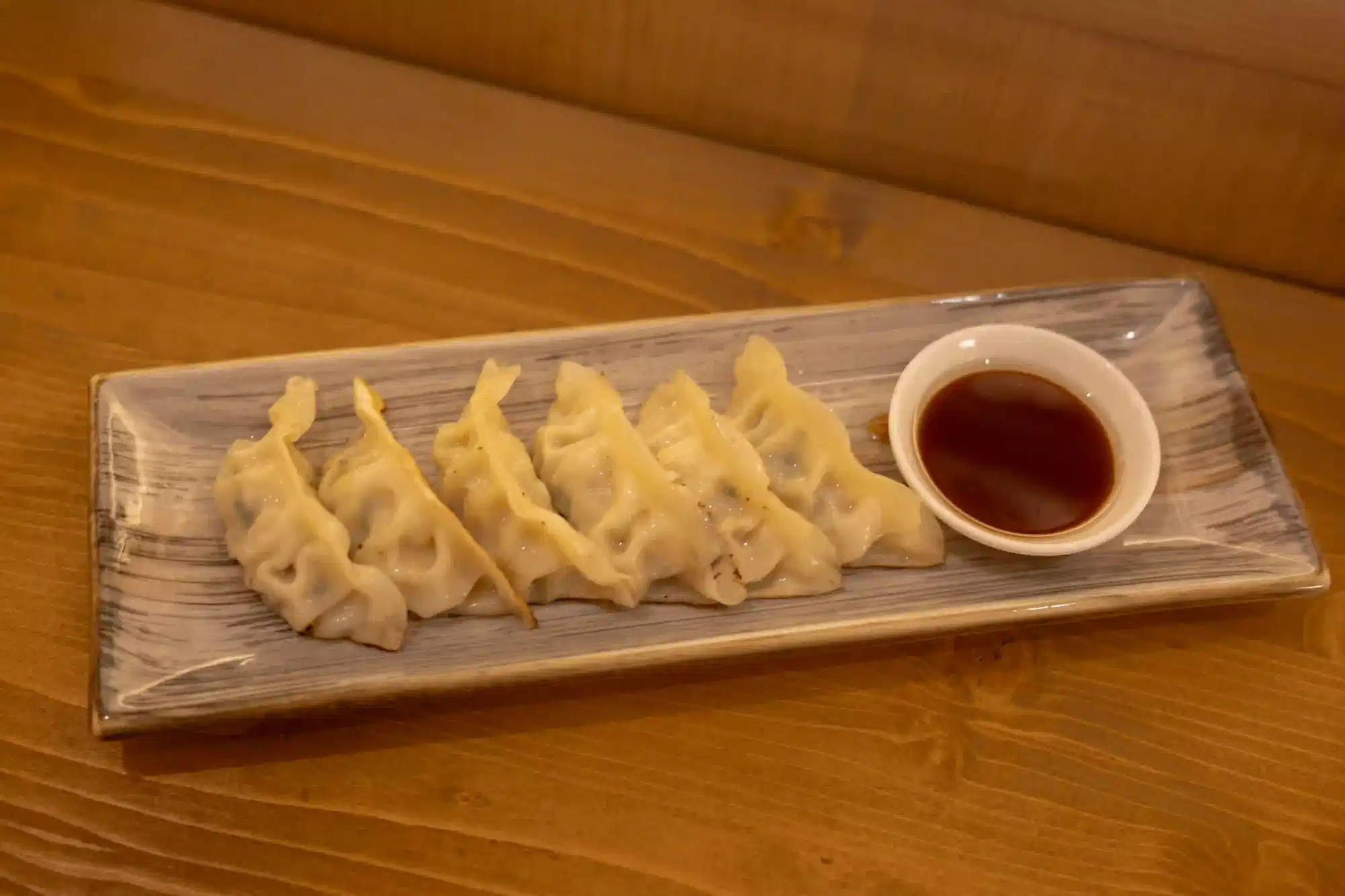 deliciosas gyozas japonesas caseras acompañadas de salsa para mojar una de las especialidades de Ryu Ramen García nuevo restaurante de ramen en Poblenou Barcelona