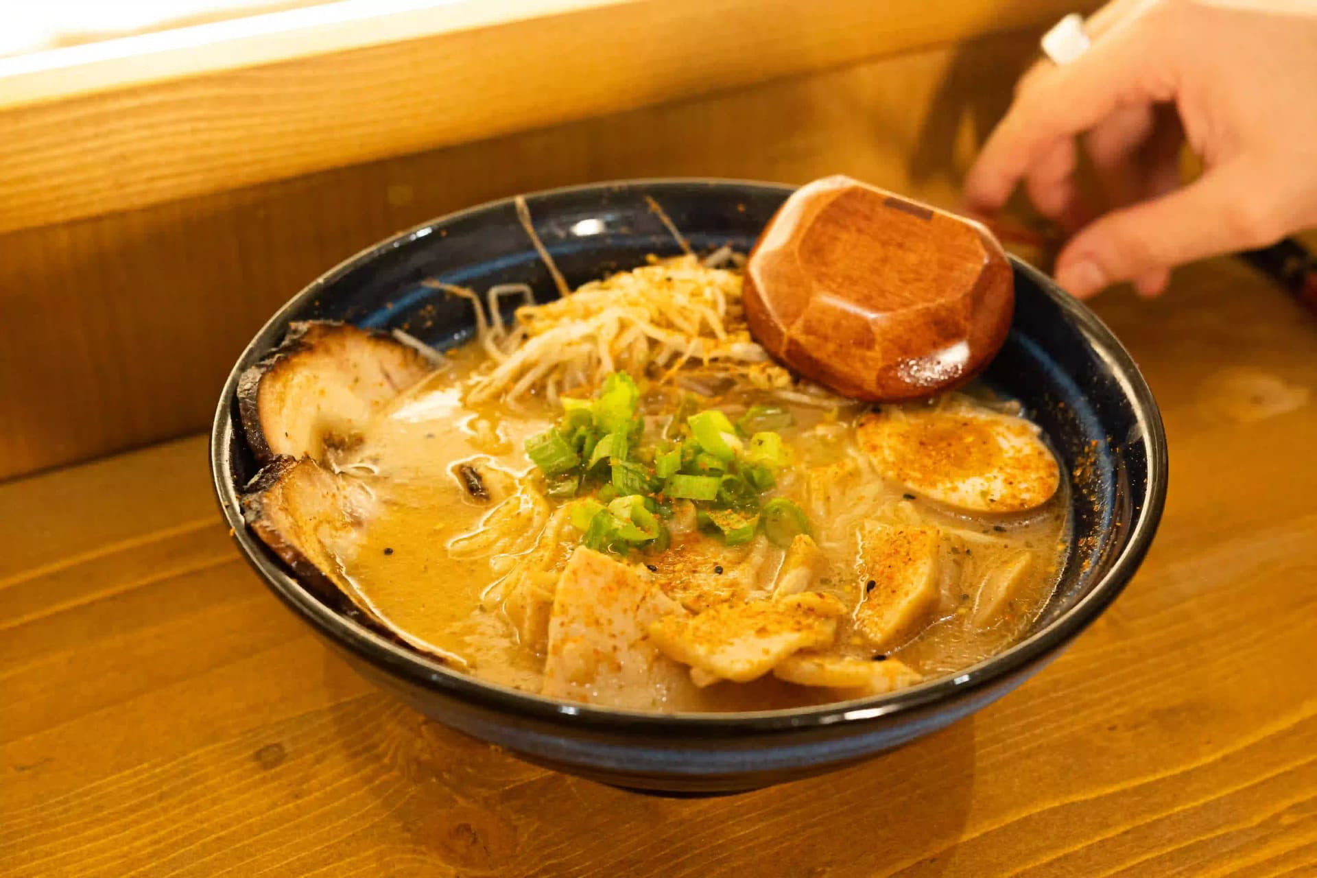 ramen con pasta de miso chashu huevo y verduras plato estrella de Ryu Ramen García nuevo restaurante de ramen en Poblenou Barcelona