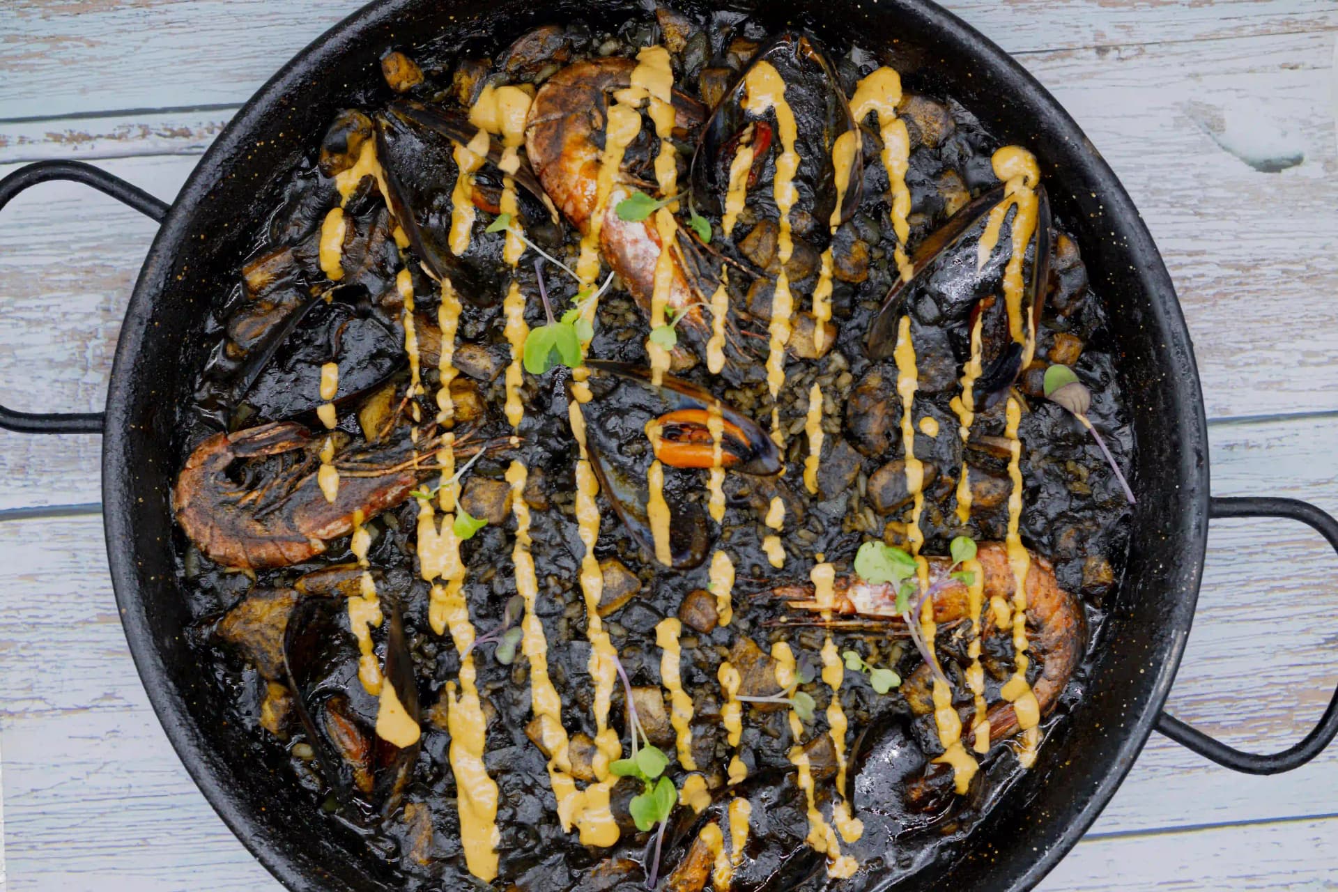 arroz negro con mejillones y langostinos restaurante menu mediodia la fabrica figueres.jpg