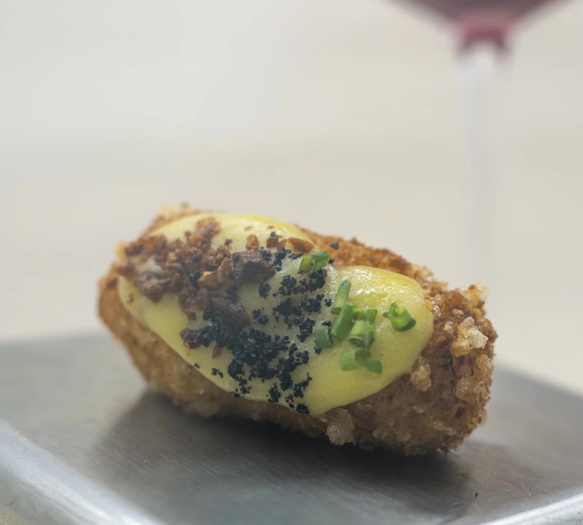 En boga gastrotaberna hay croquetas de todo tipo en el centro de figueres