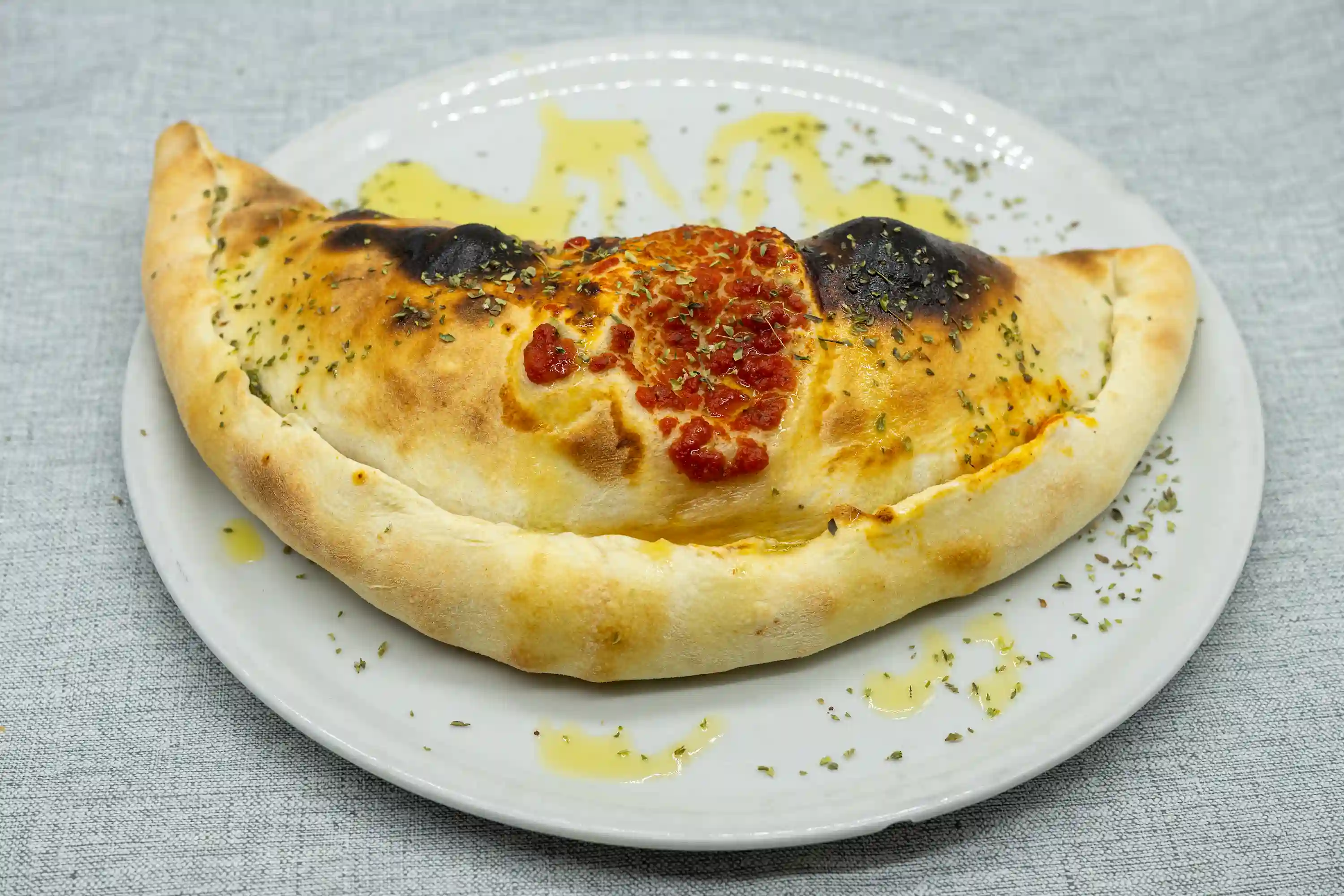 La-verdadera calzone en el foc de castello pizzeria