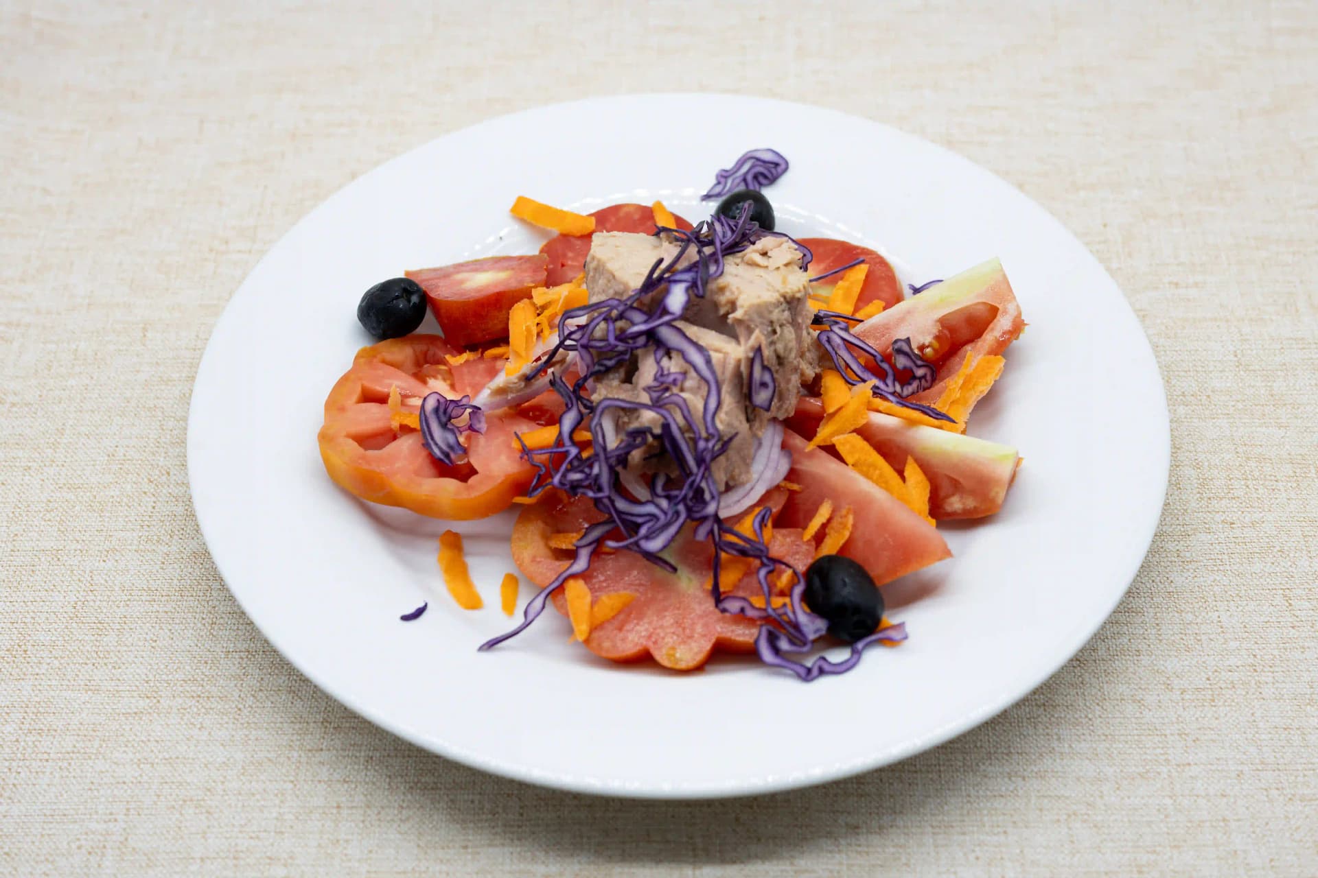 atun ensalada fresca con atun y hortalizas menu mediodia can ross maia de montcal