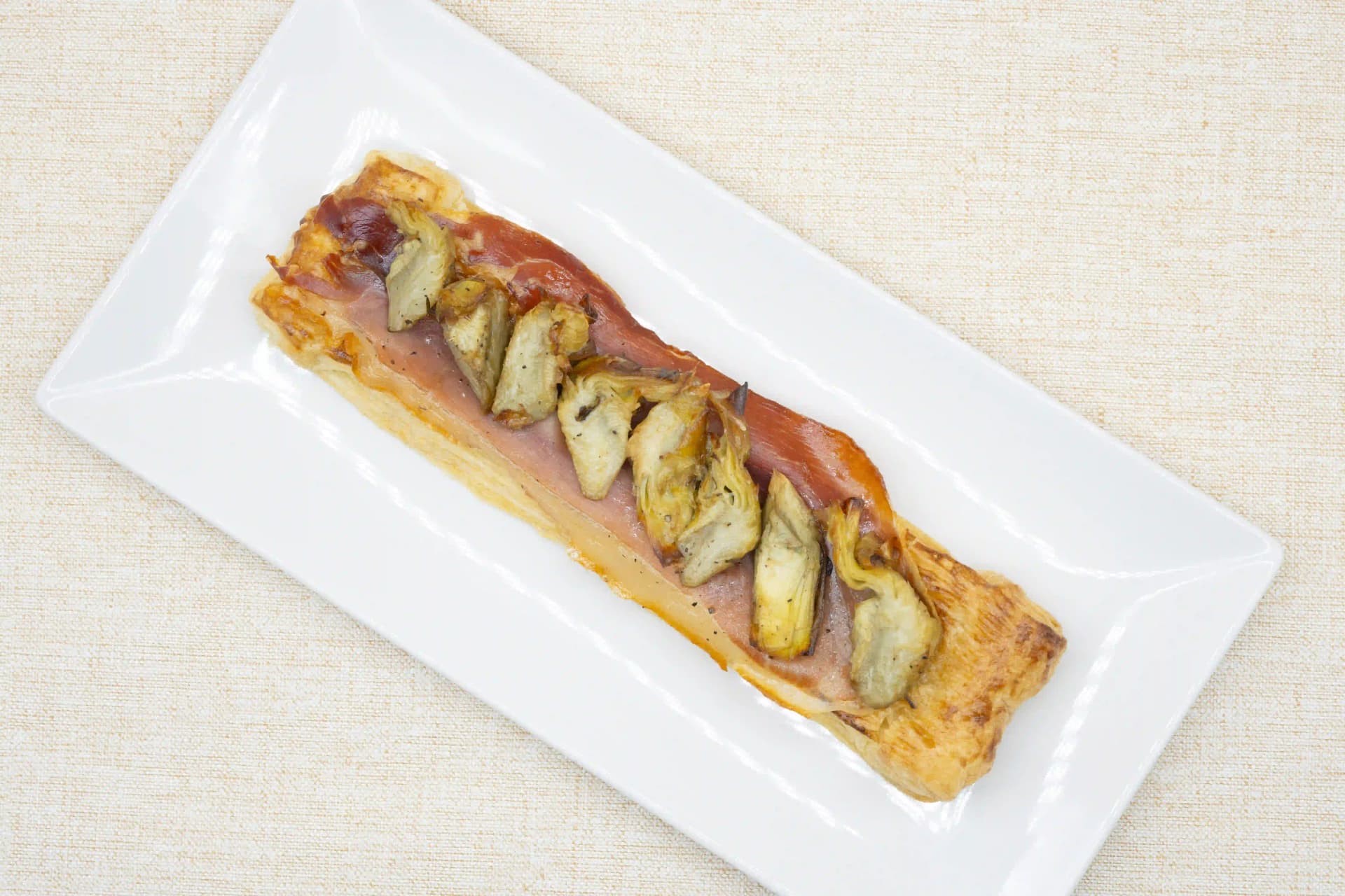 hojaldre crujiente con jamon y alcachofas menu mediodia can ross maia de montcal