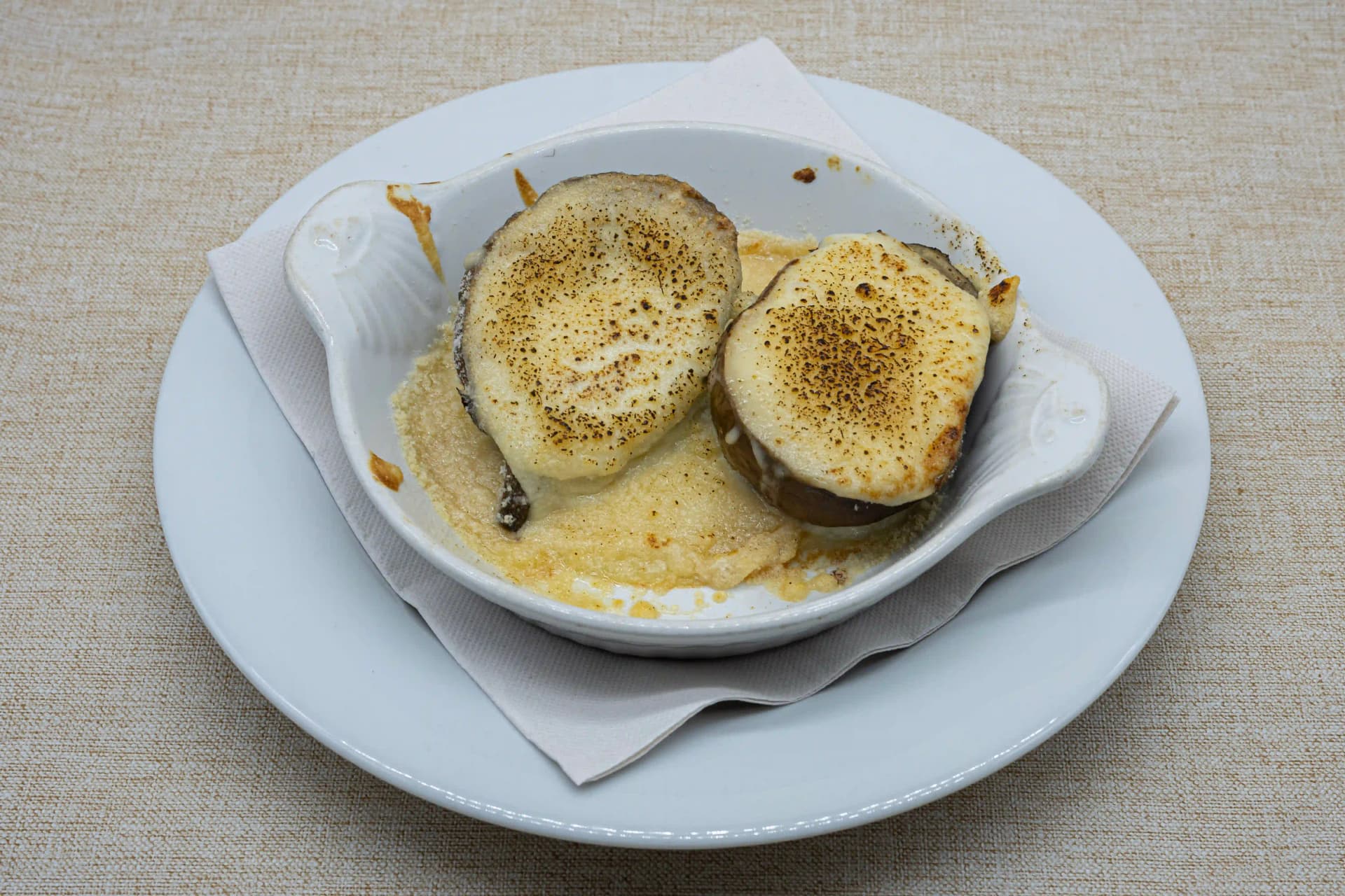 gratinada berenjena rellena con queso menu mediodia restaurante can ross maia de montcal