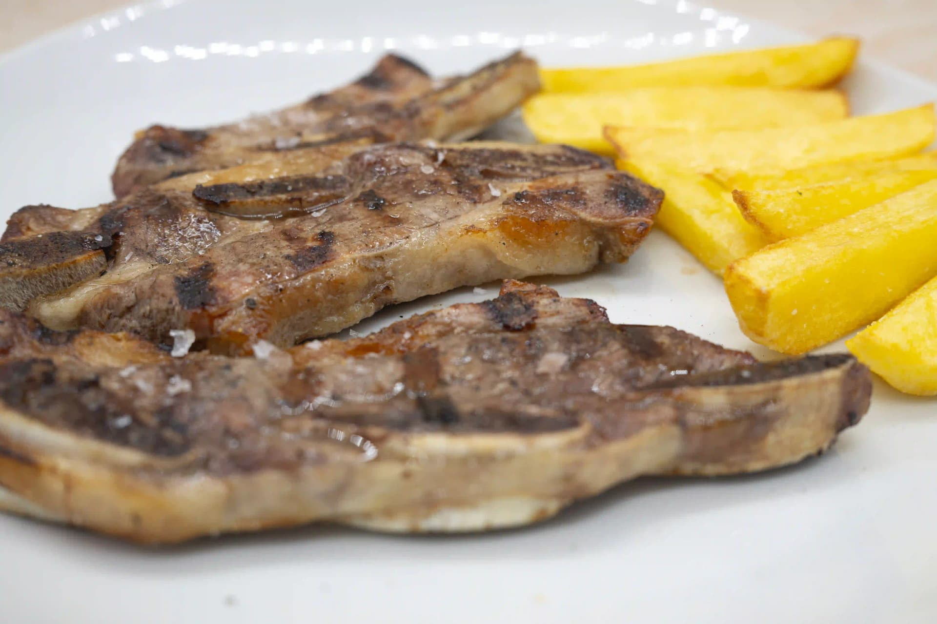 costillas de cordero a la brasa con patatas menu mediodia can ross maia de montcal