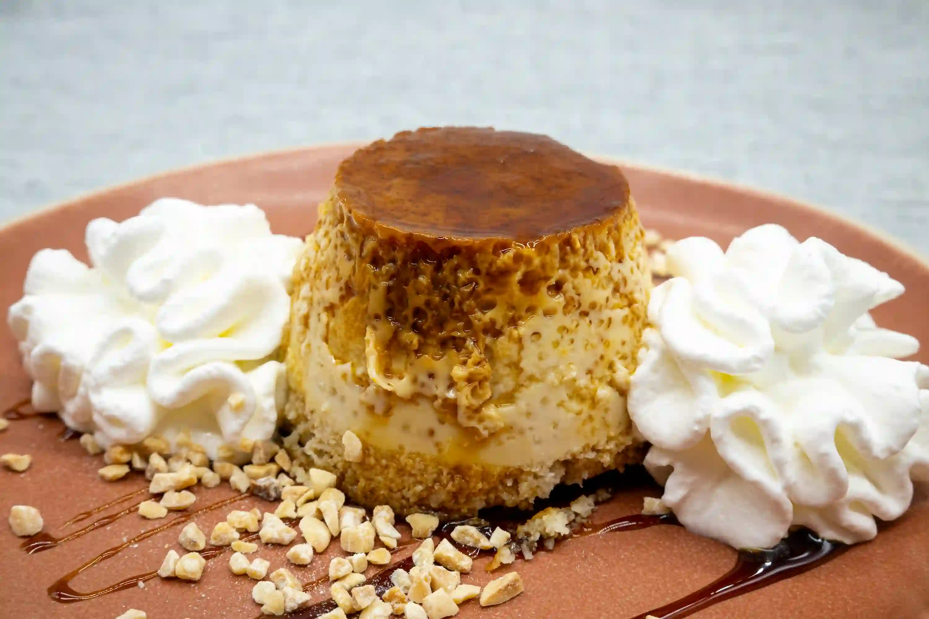 Flan de huevo casero con nata y crocanti de almendra