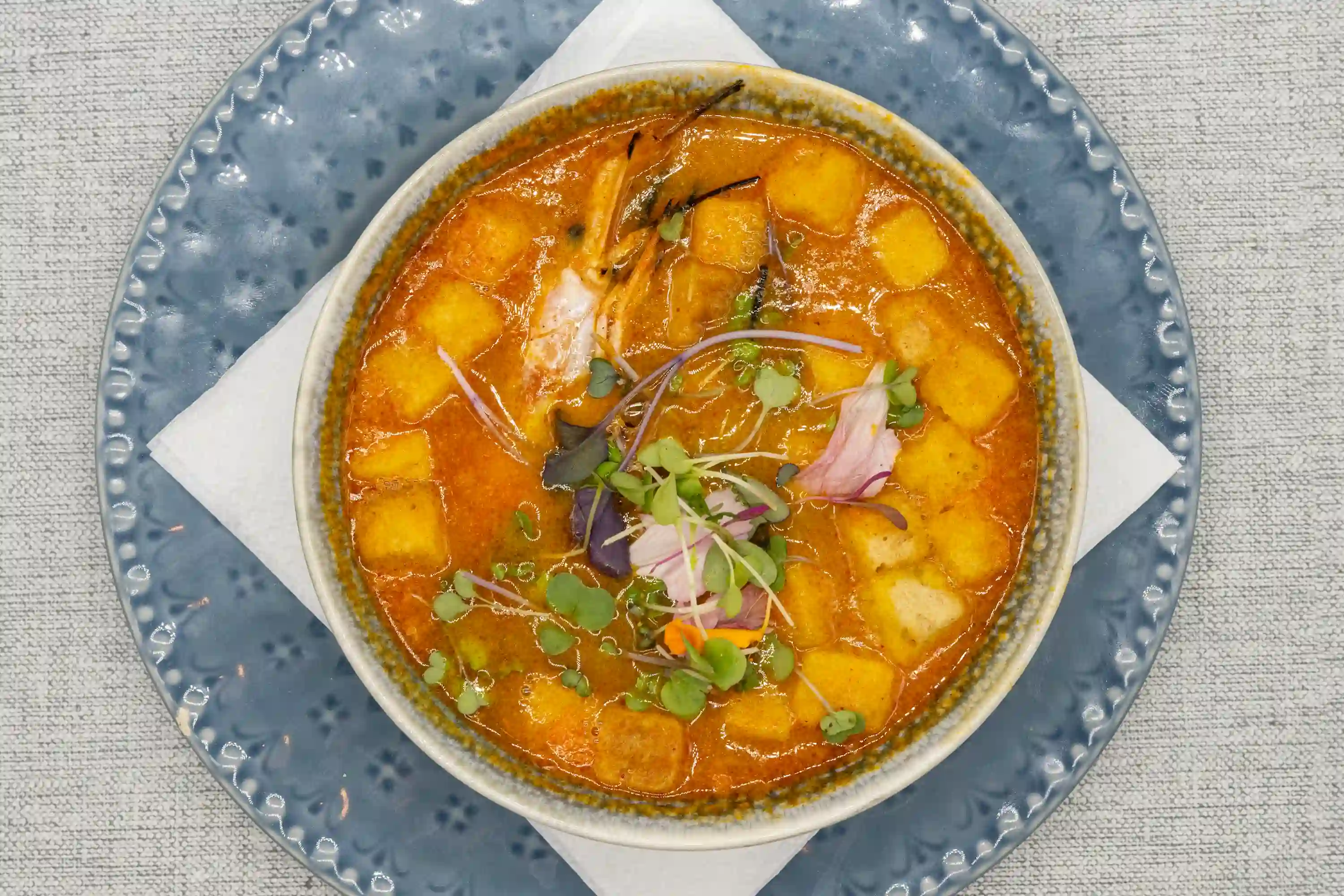 y marisco caldo casero con gambas mejillones y picatostes