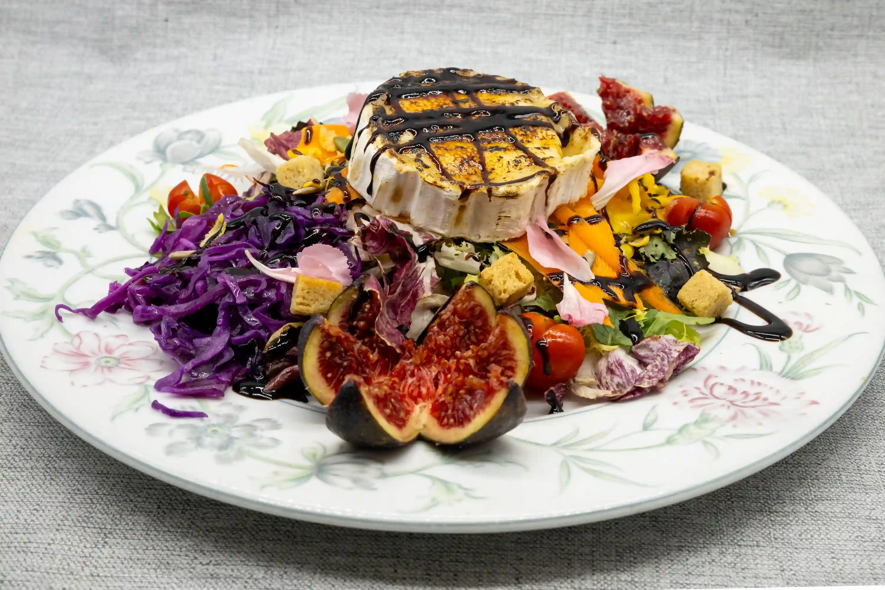 con higos crujientes y vinagreta de moden