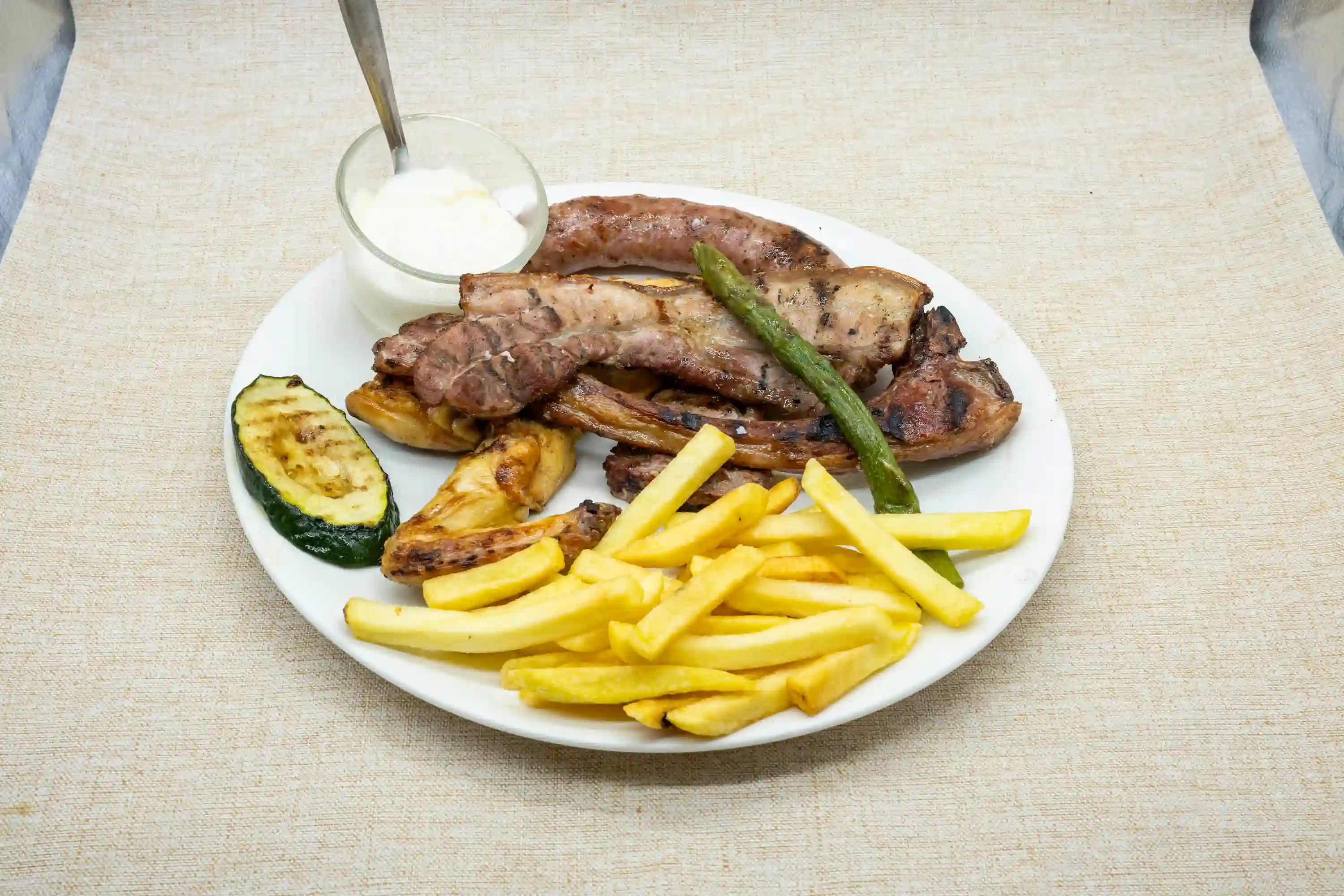 parrillada mixta de carn amb patates fregides i verdures restaurant ca la gemma menu mediodia alt emporda