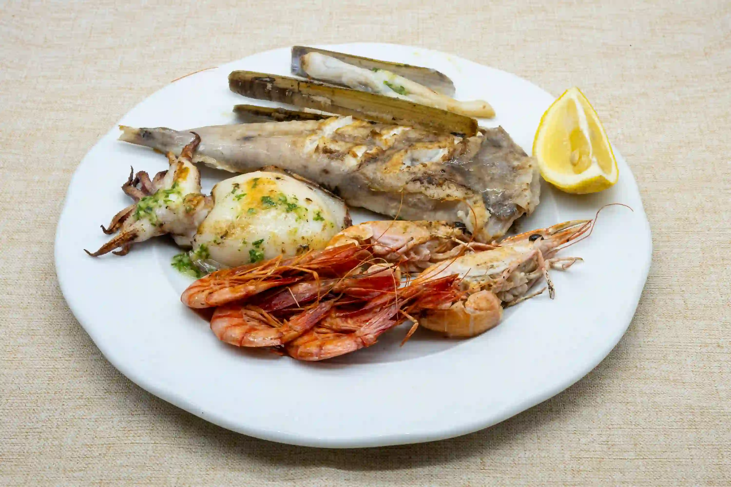 grillada de peix i marisc fresc amb llimona restaurant ca la gemma menu mediodia alt emporda