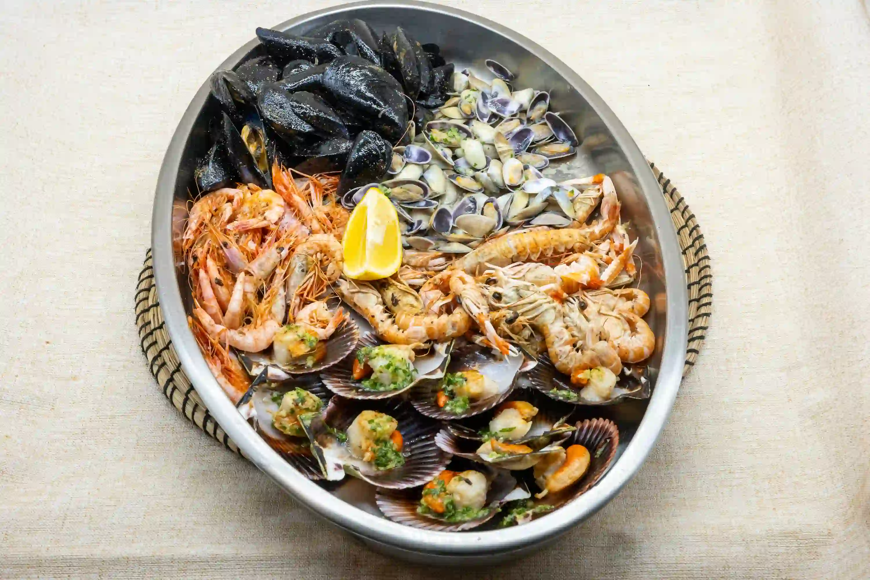 font de marisc variat amb musclos gambes i navalles restaurant ca la gemma menu mediodia alt emporda