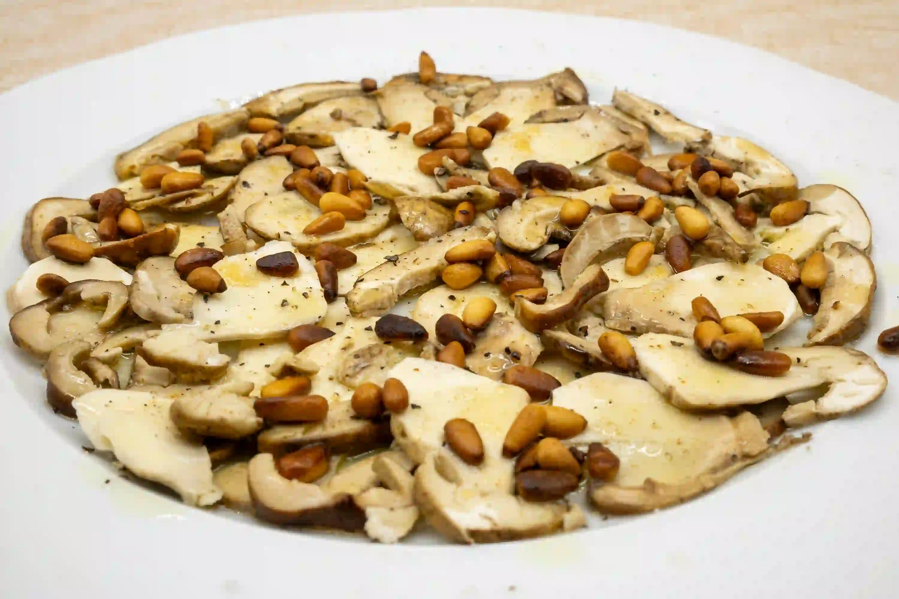 carpaccio de xampinyons amb pinyons torrats cuina vegetariana restaurant ca la gemma menu mediodia alt emporda