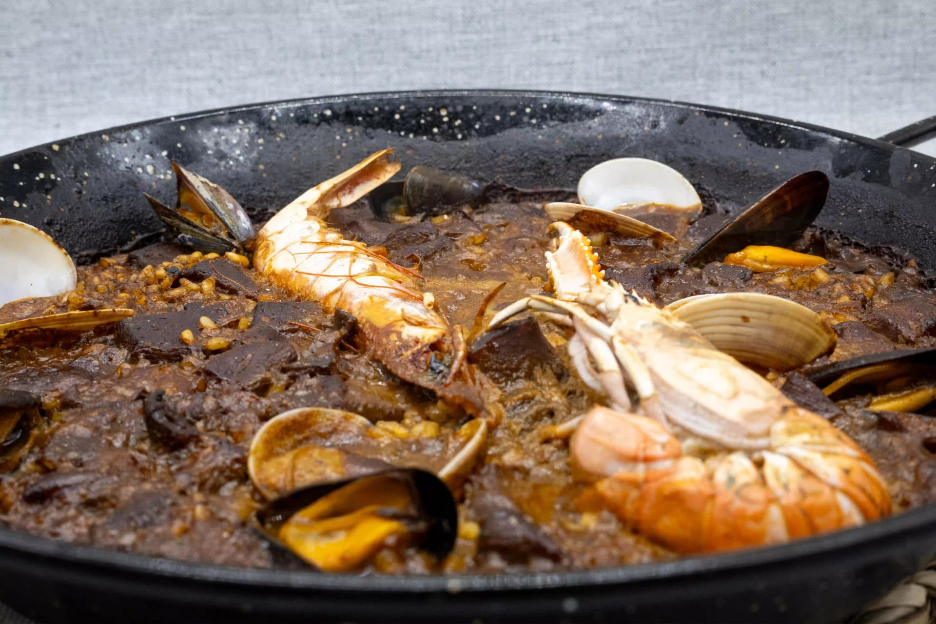 arroz negro con sepia y marisco restaurante menu mediodia figueres paella catalana tradicional
