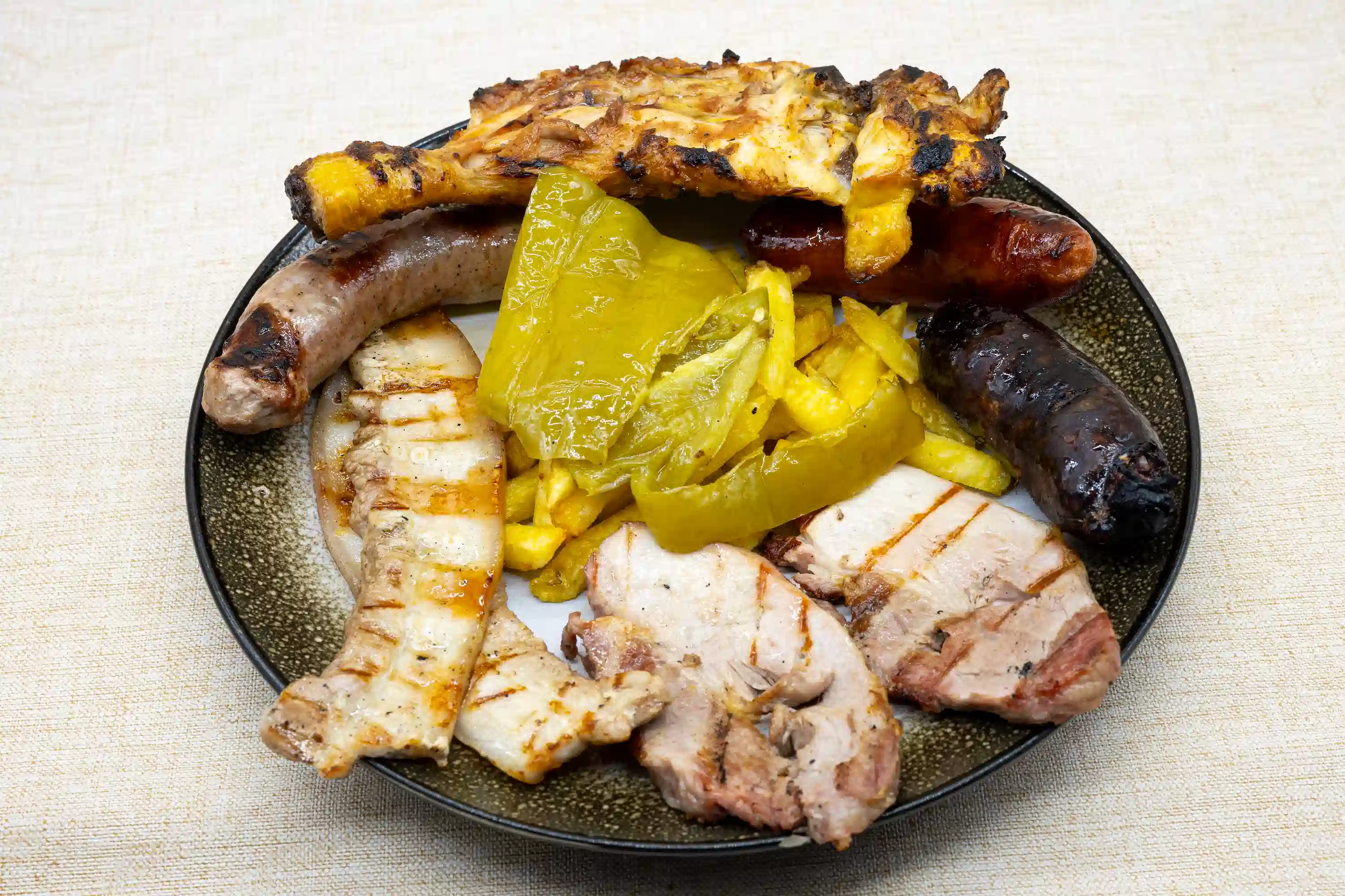 parrillada de carnes con embutidos y patatas restaurante barcelona menu mediodia