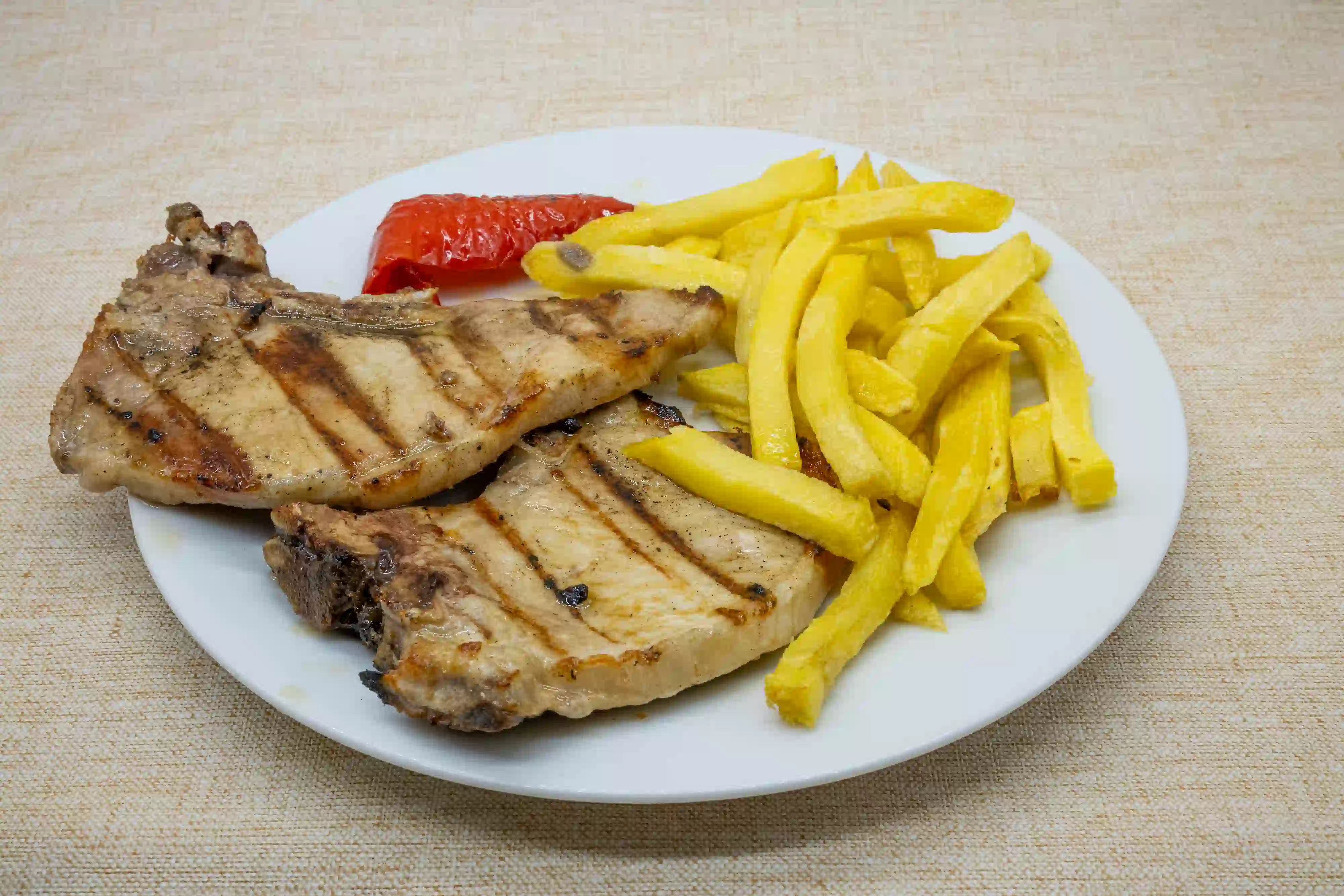 chuletas de cerdo a la brasa con patatas menu mediodia barcelona nogal
