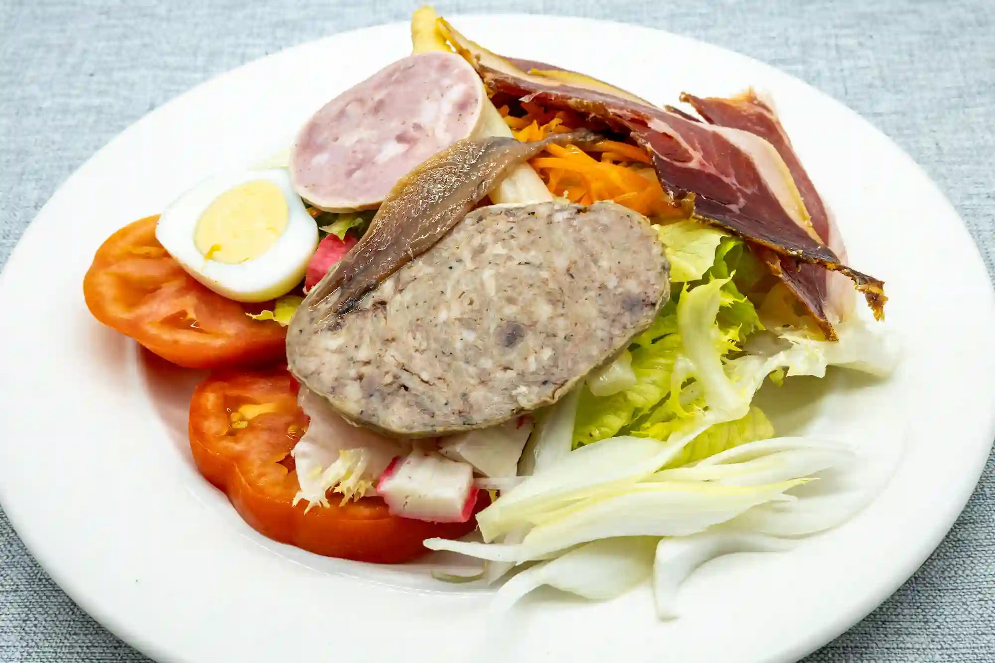 amanida amb embotit botifarra pernil ou tomata i enciam plat fresc restaurant can carola menu del dia vila sacra alt emporda prox figueres roses