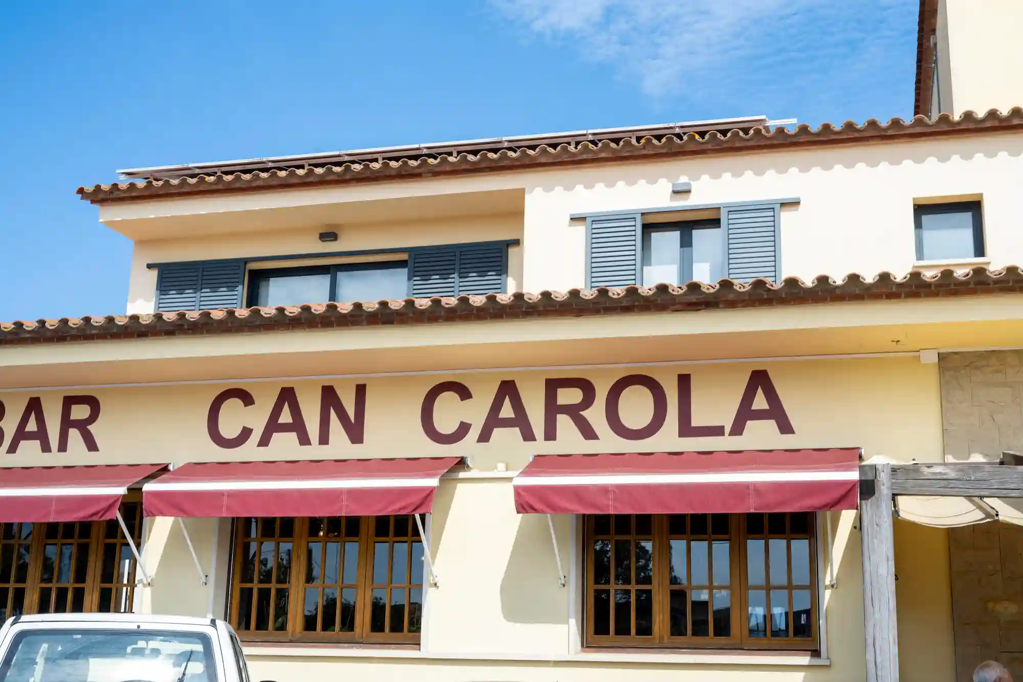 interior menjador acollidor amb ambient familiar i de taverna restaurant can carola menu del dia vila sacra alt emporda prox figueres