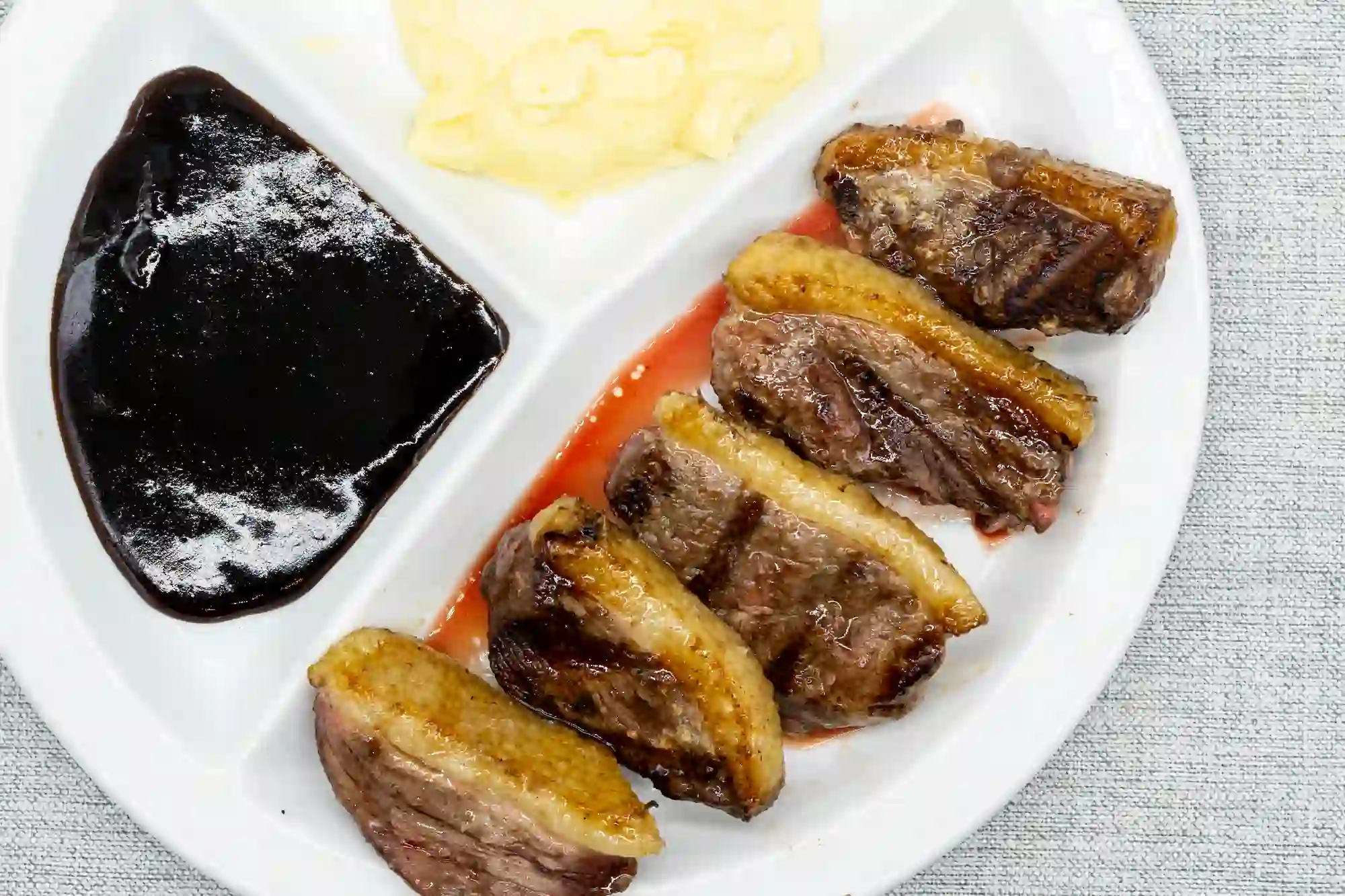 magret de anec a la planxa amb pures salsa agredolca restaurant can carola menu del dia vila sacra alt emporda prox figueres roses cuina casolana catalana