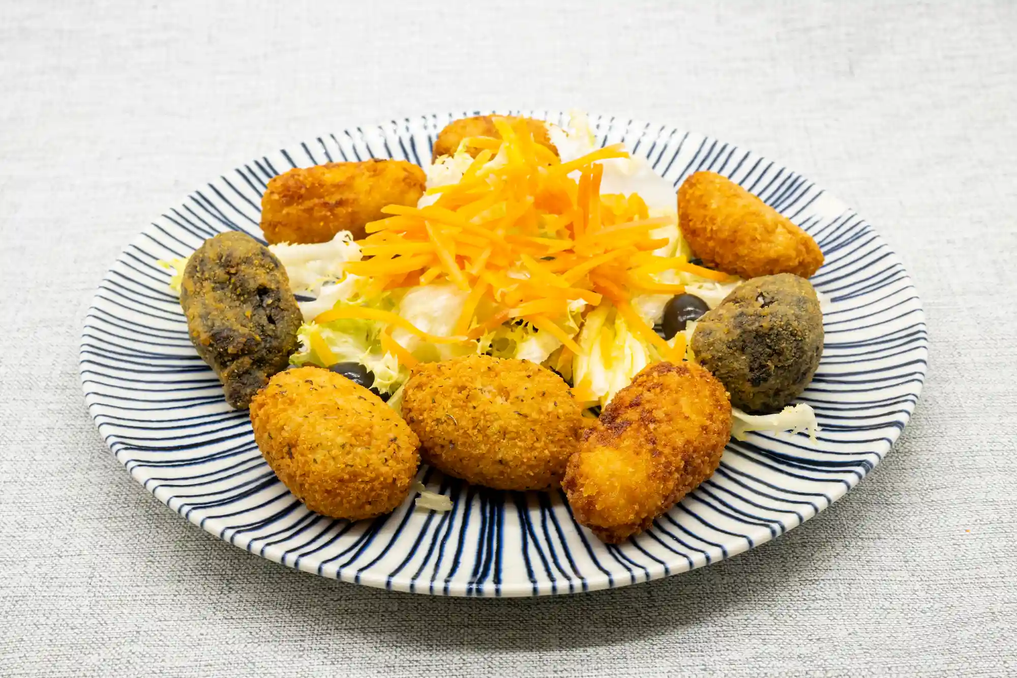 croquetes mixtes casoles cruixents per compartir aperitiu restaurant can carola menu del dia vila sacra alt emporda prox figueres roses cuina casolana