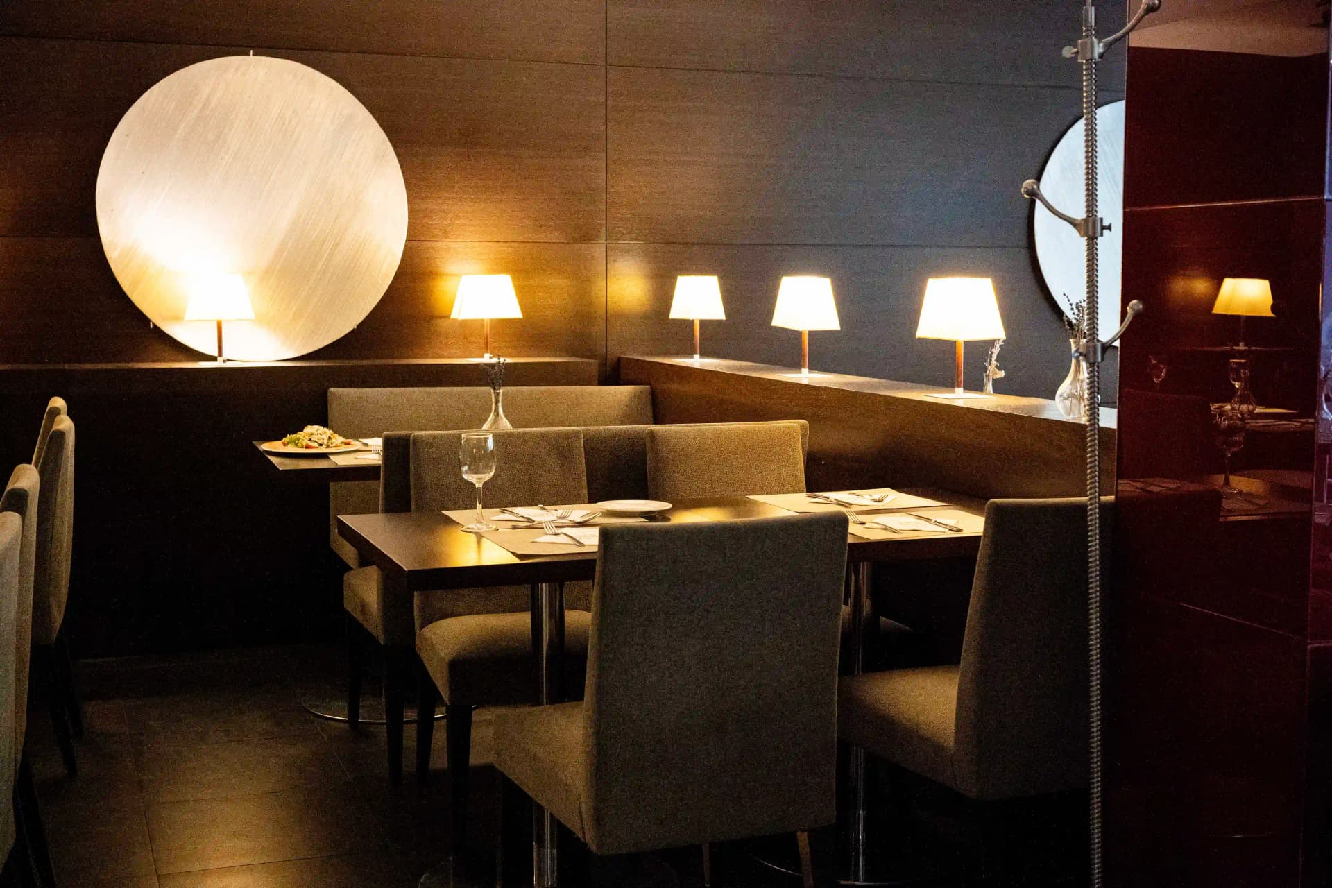 ambiente relajado y elegante para cenas en restaurante mediterranea zenit barcelona