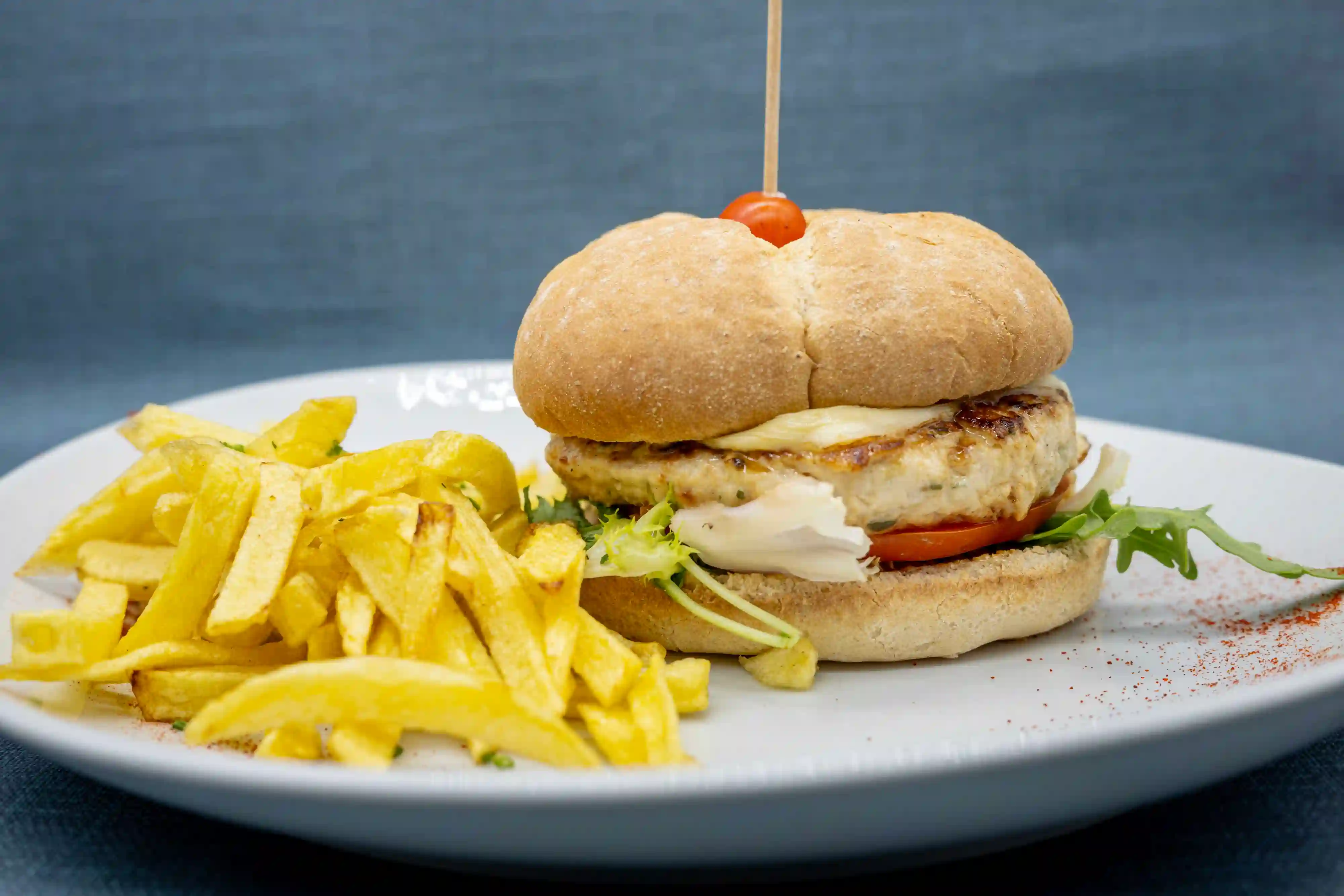 hamburguesa de pollo con patatas fritas y salsa menu mediodia restaurante zenit barcelona