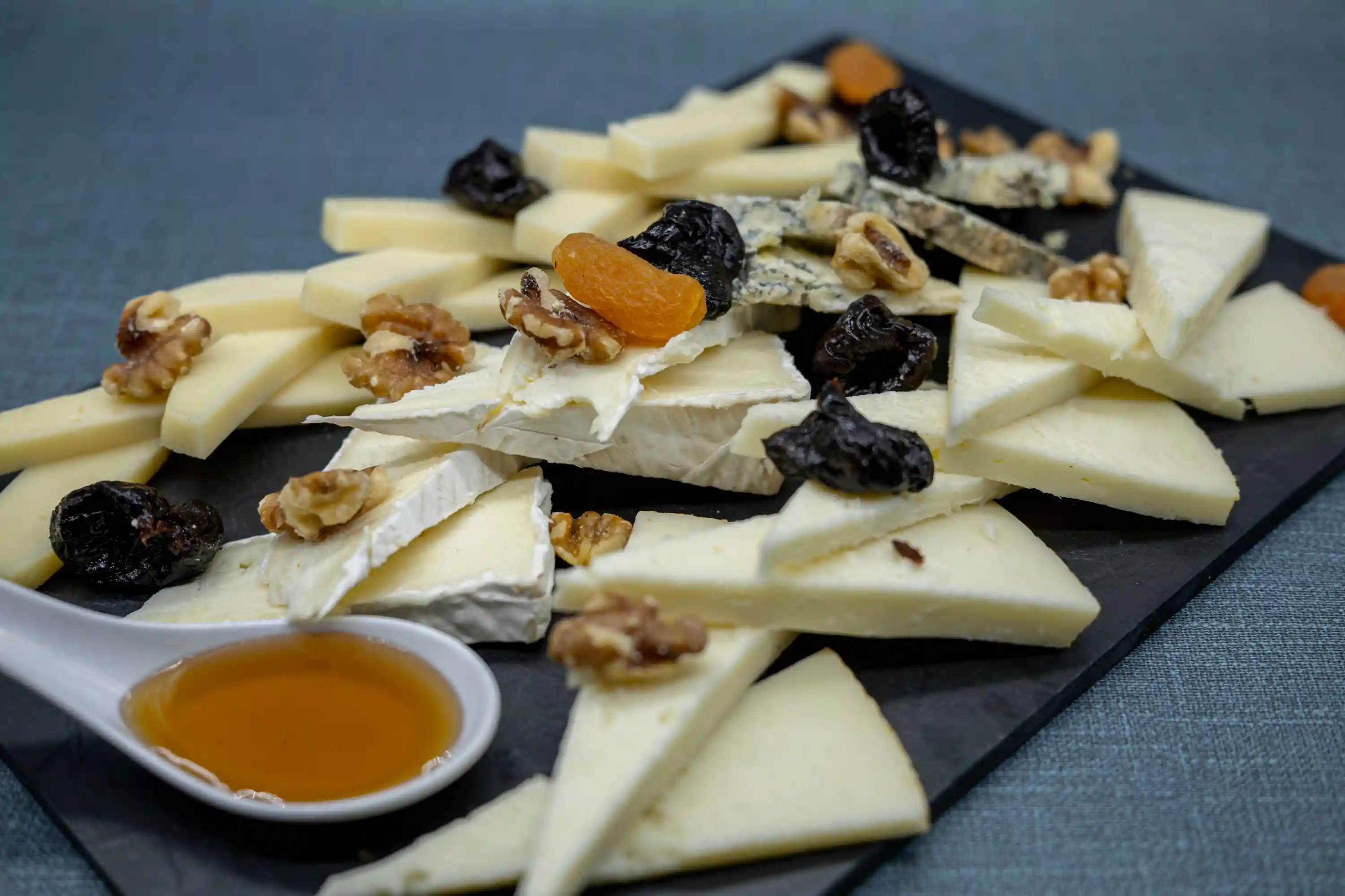 tabla de quesos con nueces miel y fruta seca restaurante zenit mediterranea barcelona