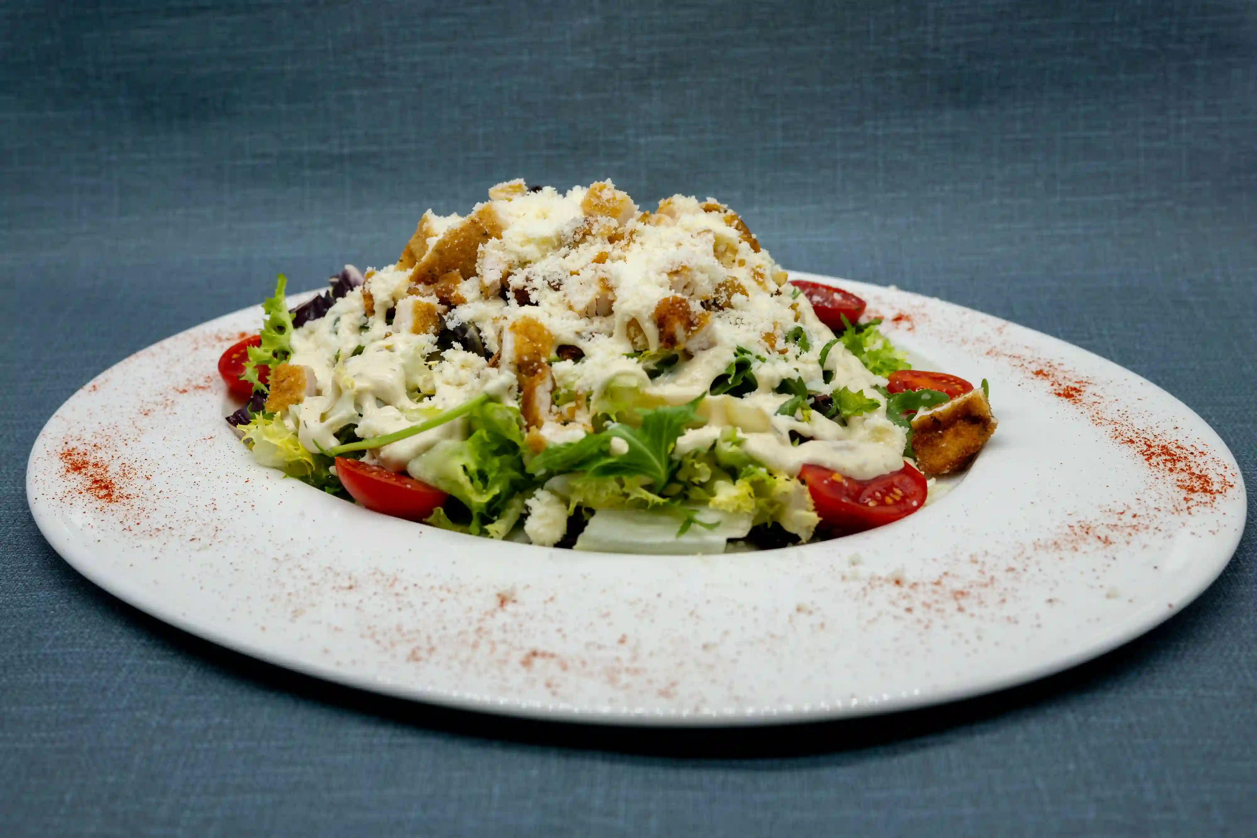 ensalada cesar con pollo crujiente parmesano y salsa autor mediterranea zenit barcelona