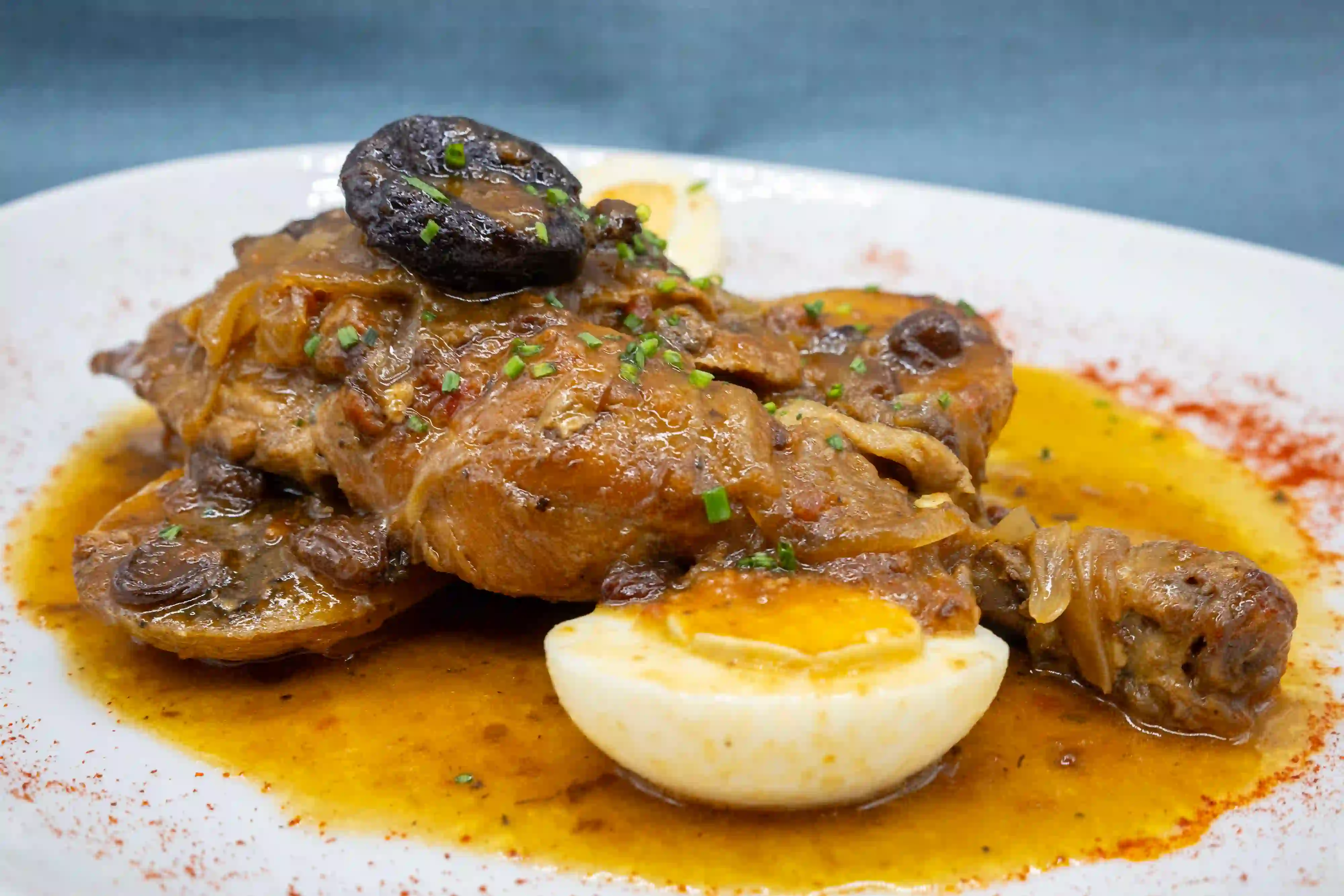 pollo guisado con huevo orejones y salsa mediterranea autor zenit barcelona