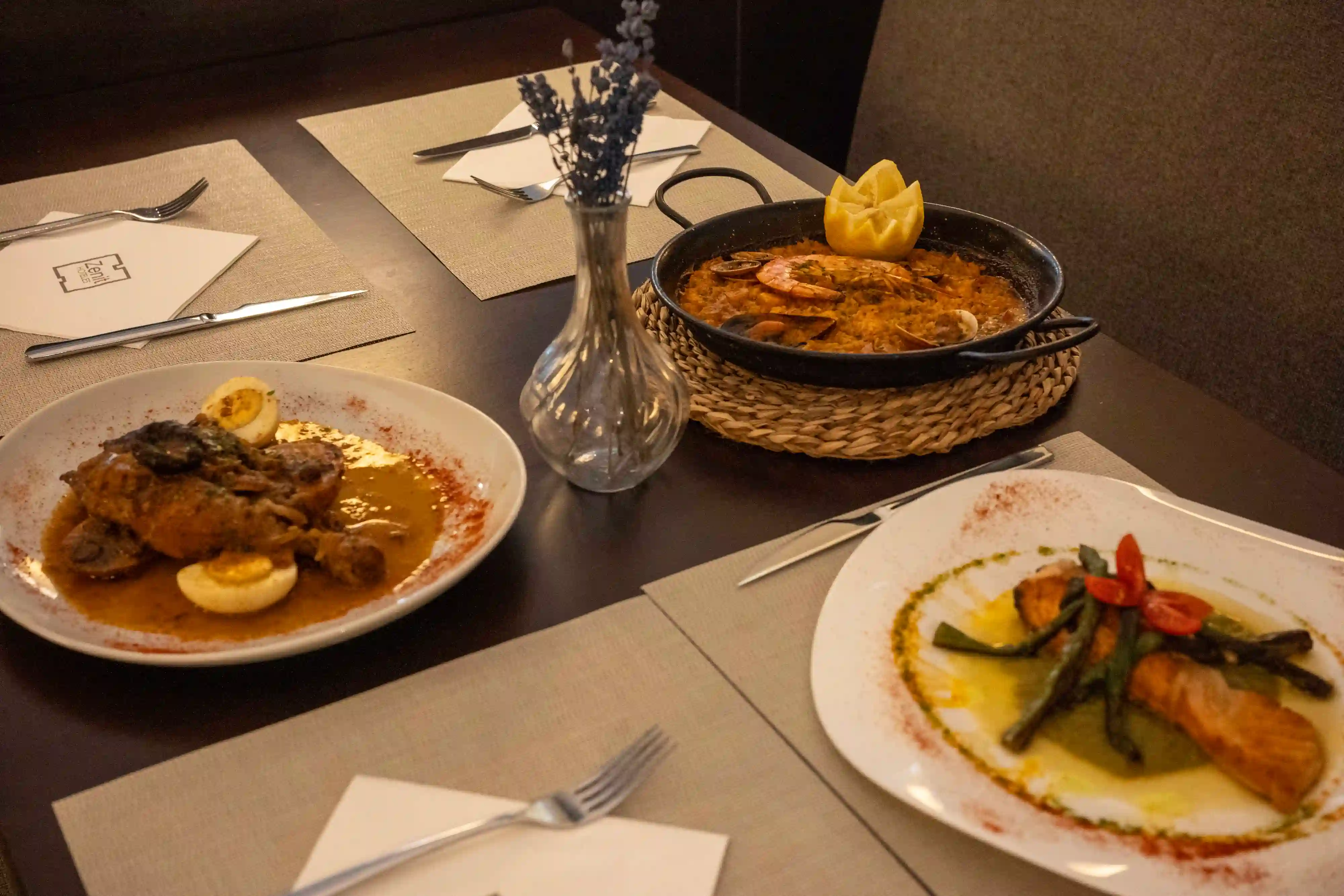 menu mediterraneo con paella pollo y salmao restaurante zenit cocina autor barcelona